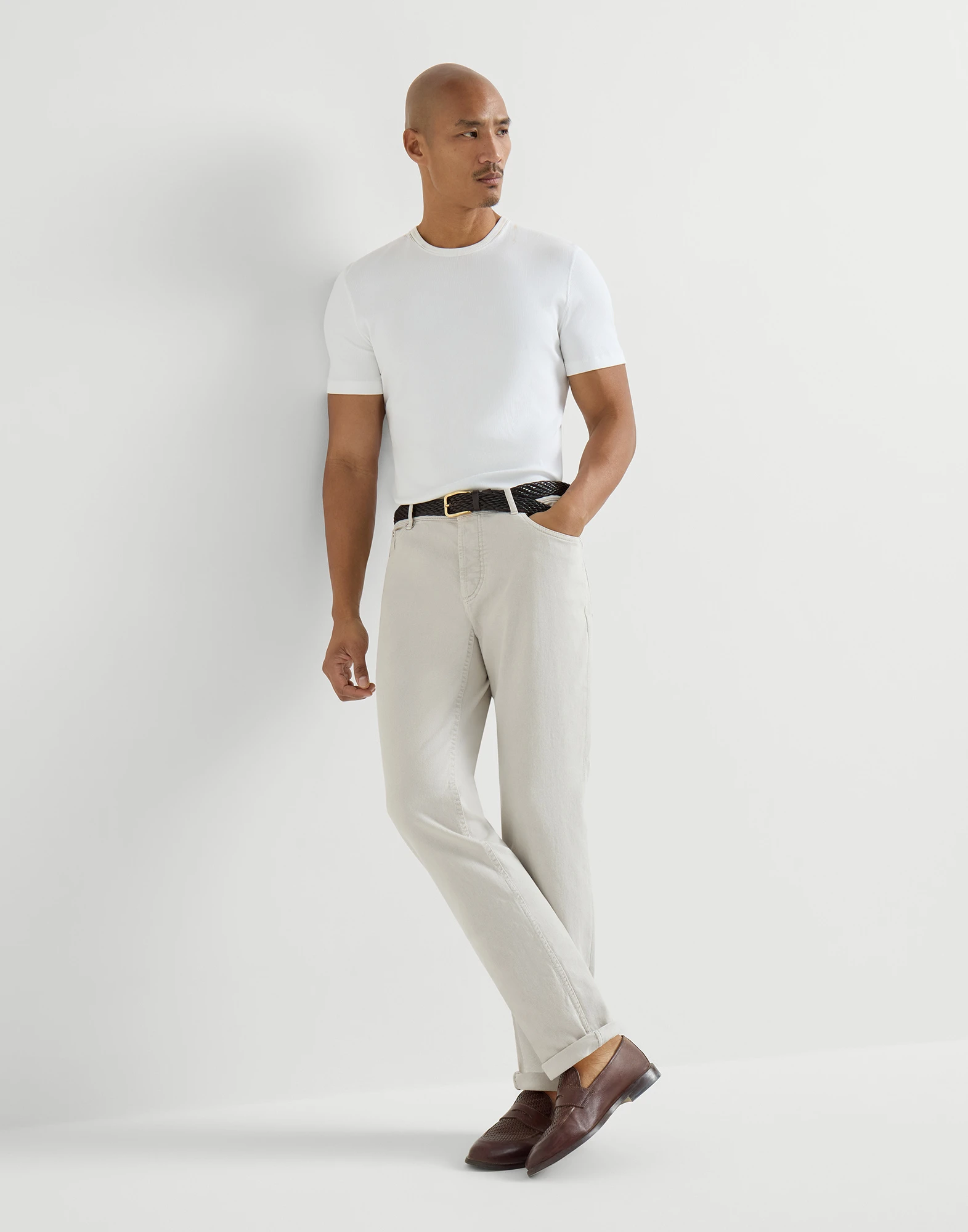 Pantalón cinco bolsillos con corte Traditional en denim ligero confort teñido en prenda