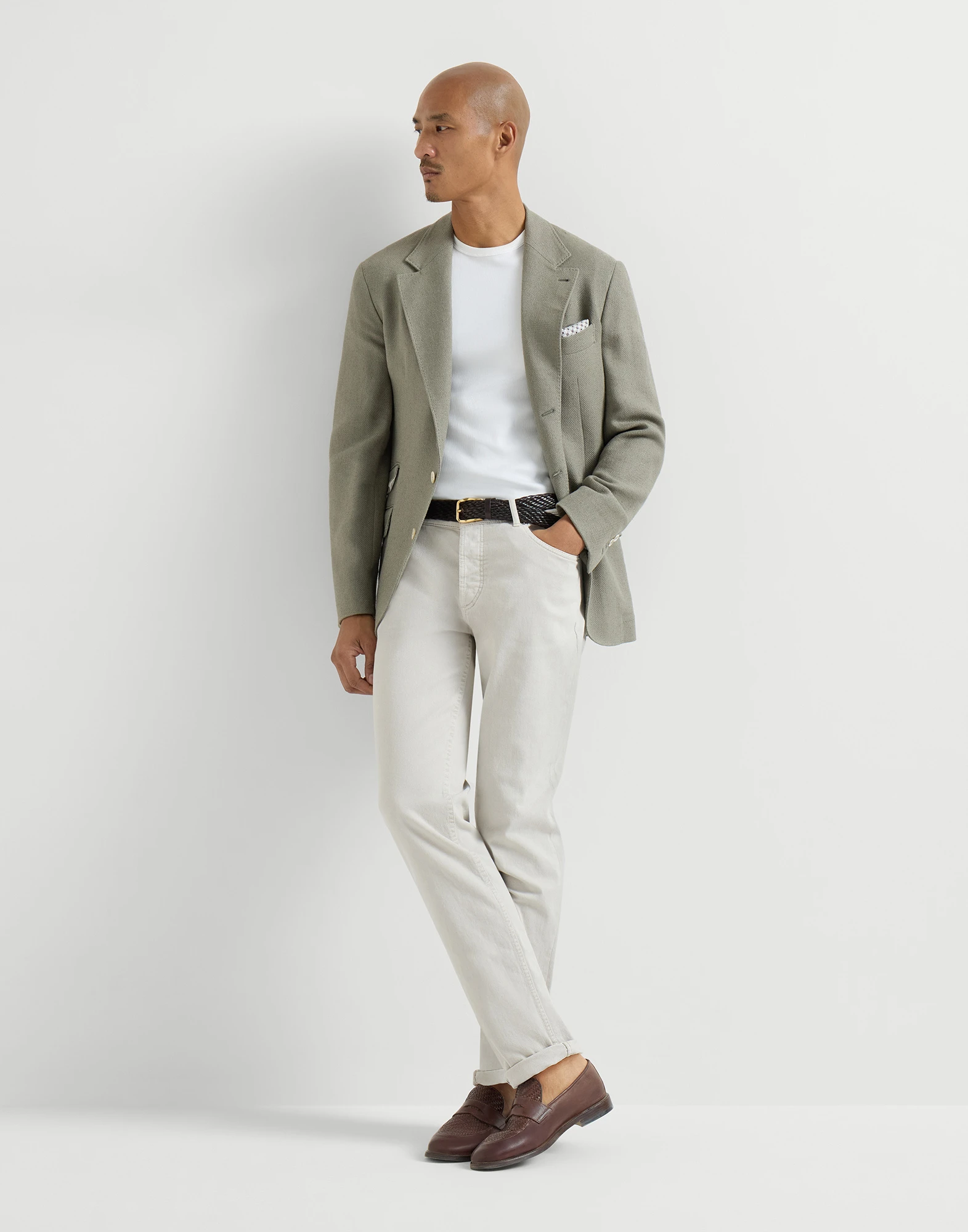 Pantalón cinco bolsillos con corte Traditional en denim ligero confort teñido en prenda