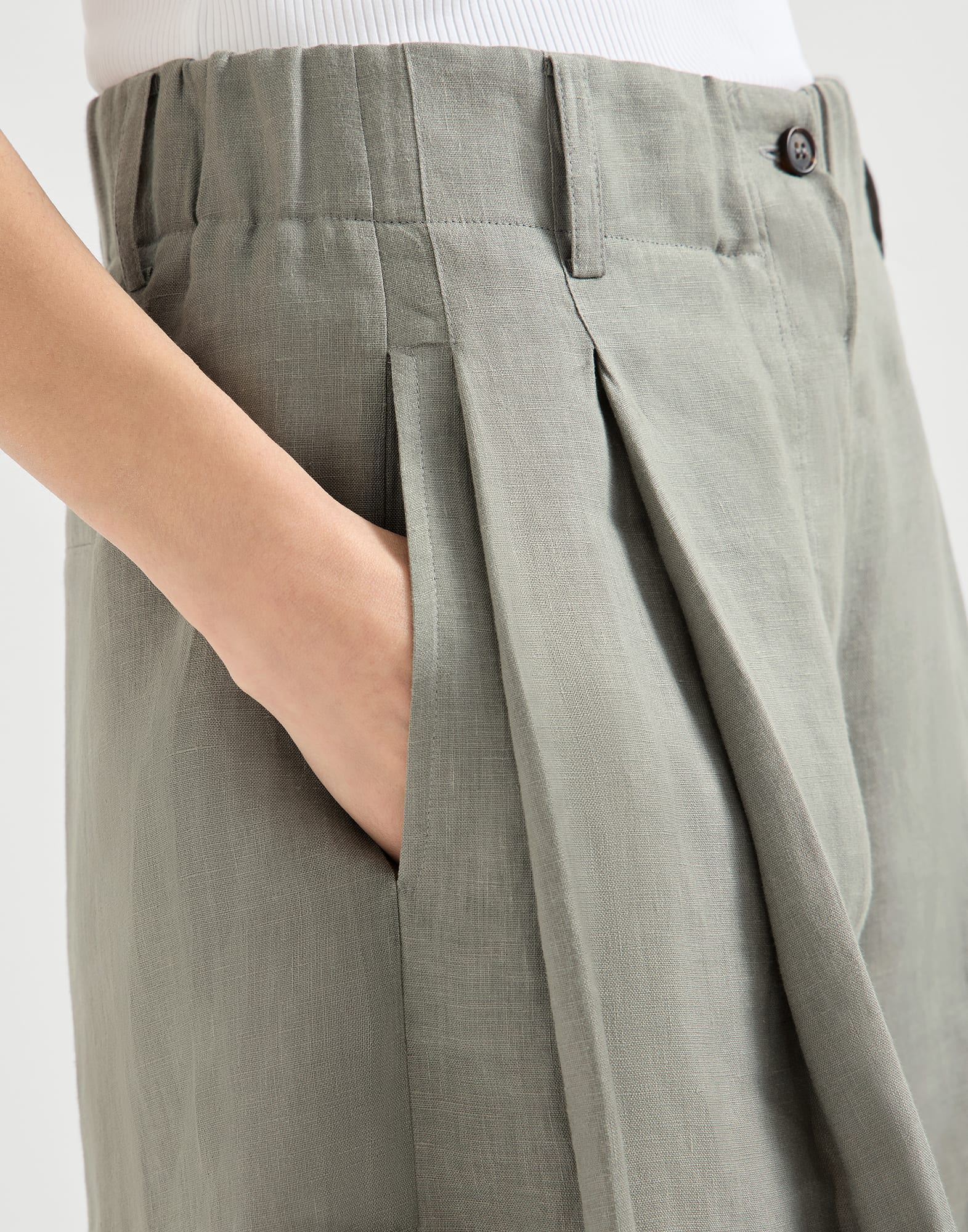 2973-linen-shorts-with-drawstring-and-pleats-3.jpg Linen shorts with drawstring and pleats