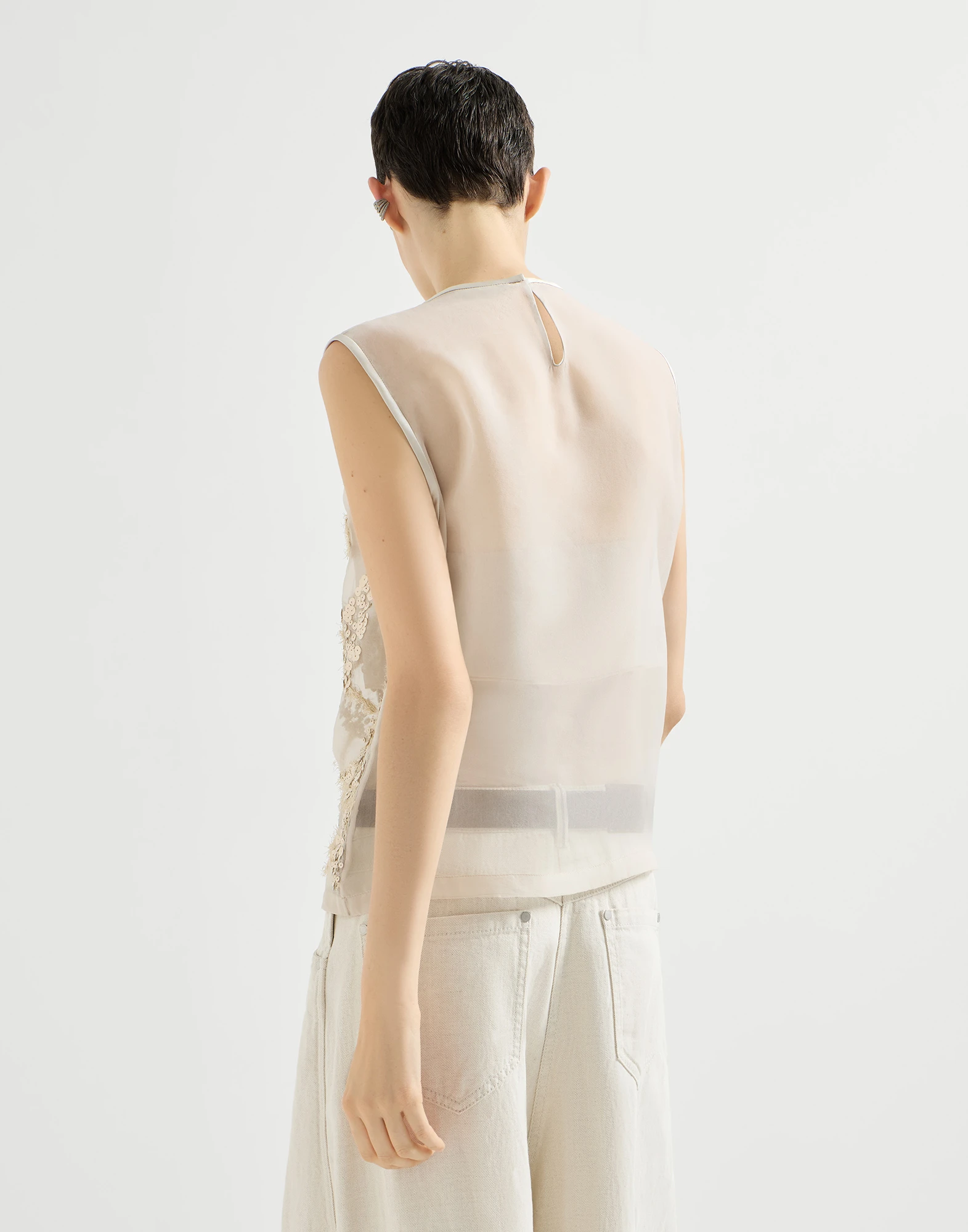 Crispy silk top with dazzling seabed embroidery
