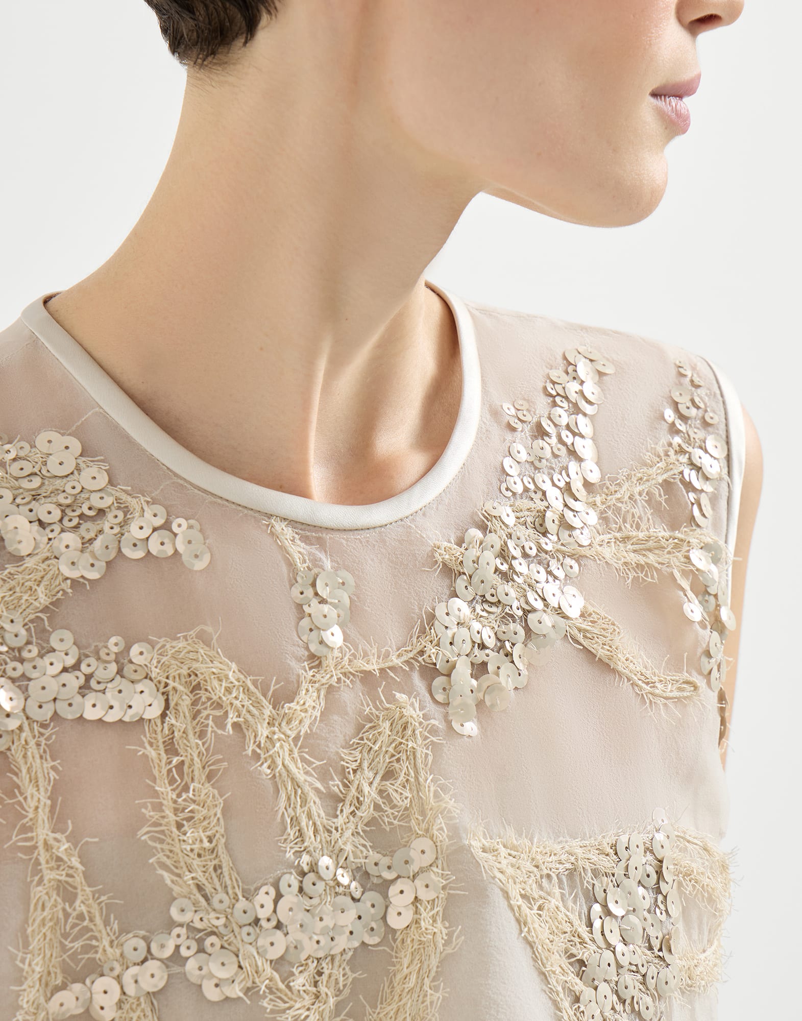 Crispy silk top with dazzling seabed embroidery