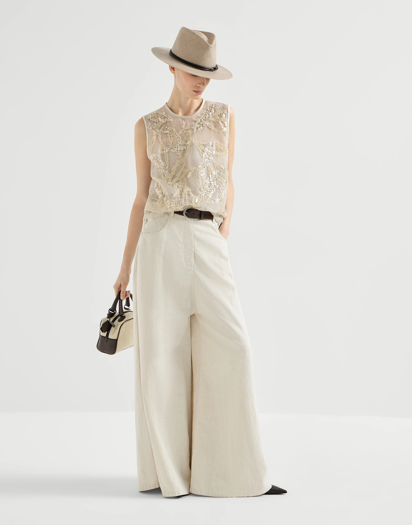 Crispy silk top with dazzling seabed embroidery
