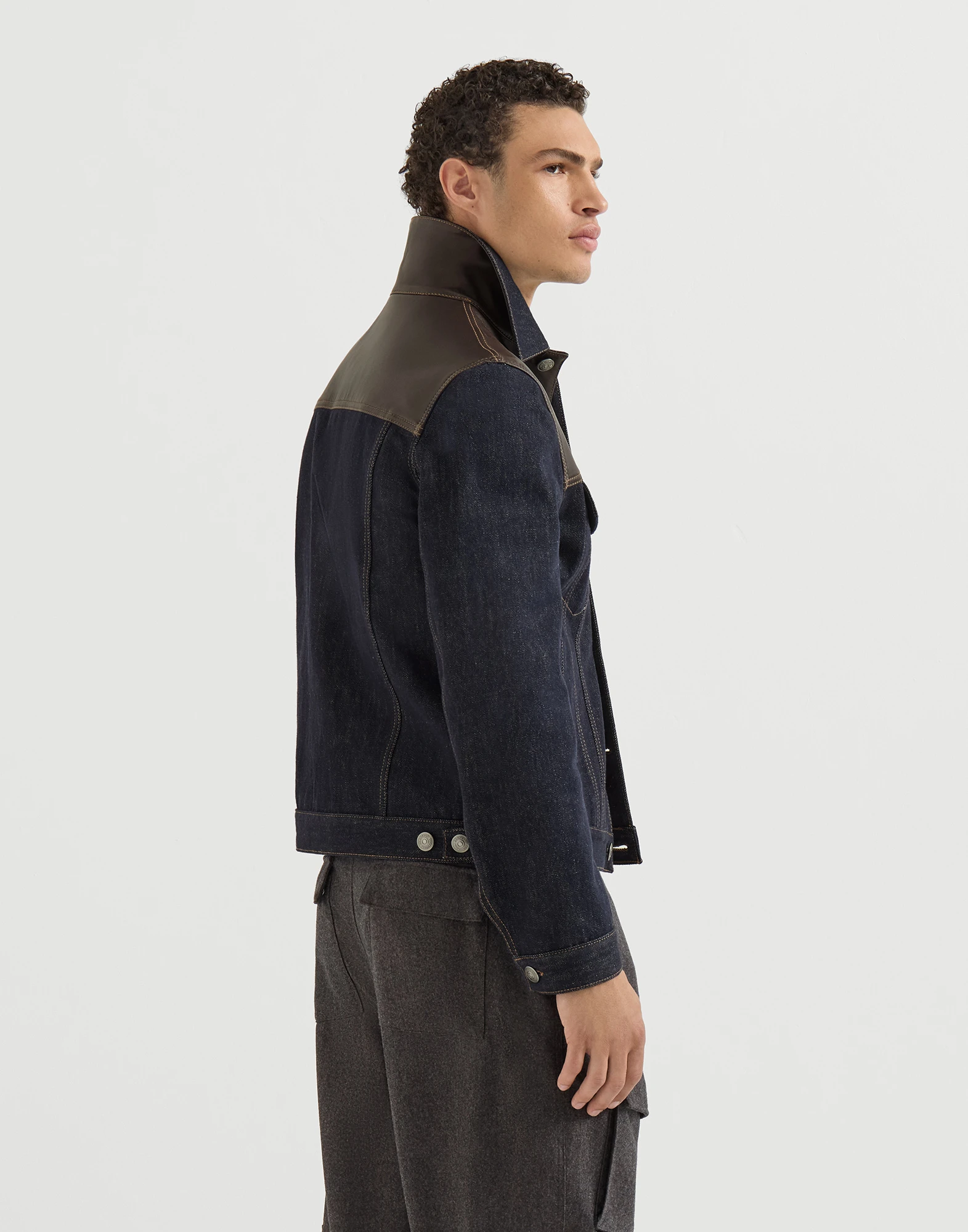 304-chaqueta-de-cuatro-bolsillos-paneled-en-denim-no-fade-2.webp Chaqueta de cuatro bolsillos Paneled en denim No Fade
