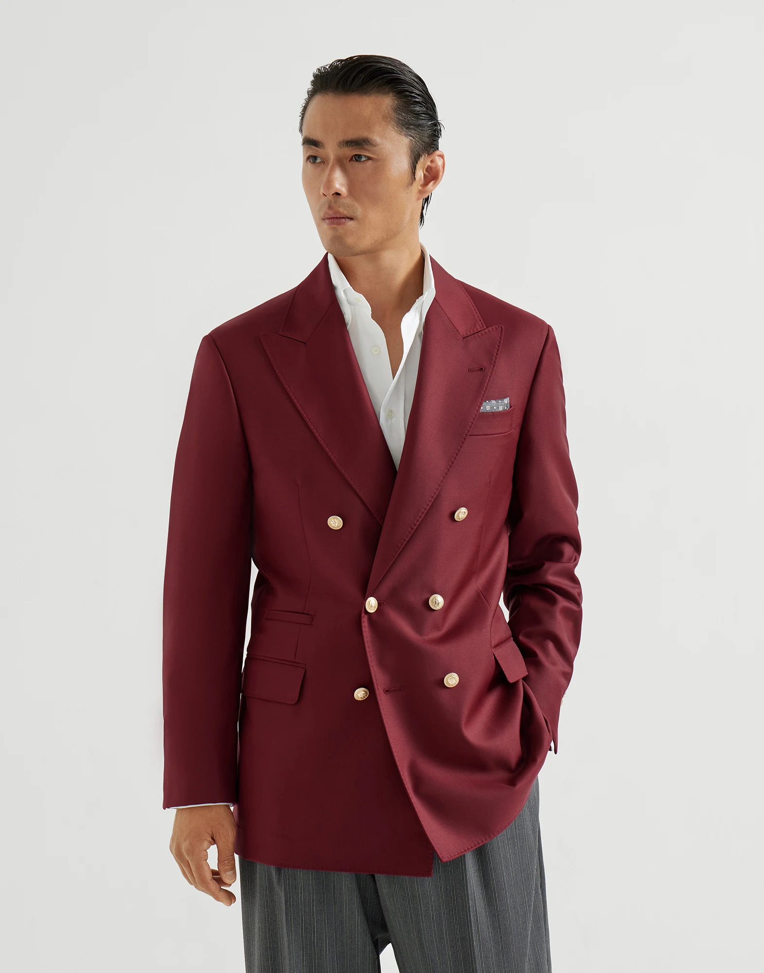 3077-blazer-tailor-de-doble-botonadura-en-batavia-de-lana-virgen-con-botones-metalicos-1.webp Blazer Tailor de doble botonadura en batavia de lana virgen con botones metálicos
