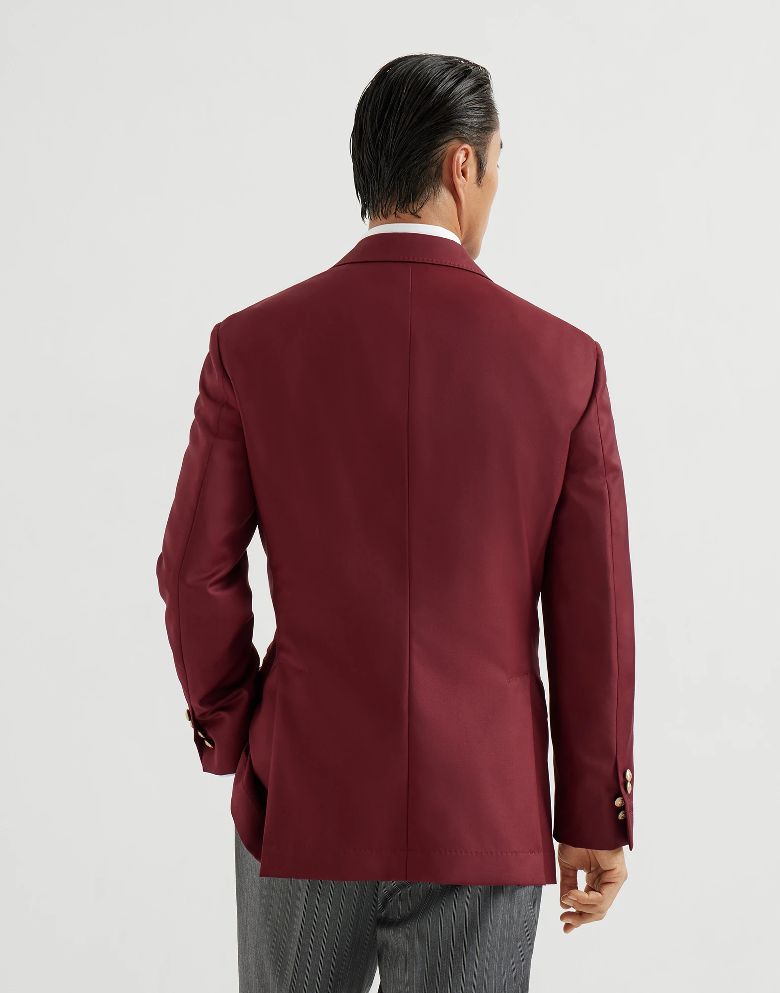 3077-blazer-tailor-de-doble-botonadura-en-batavia-de-lana-virgen-con-botones-metalicos-2.webp Blazer Tailor de doble botonadura en batavia de lana virgen con botones metálicos