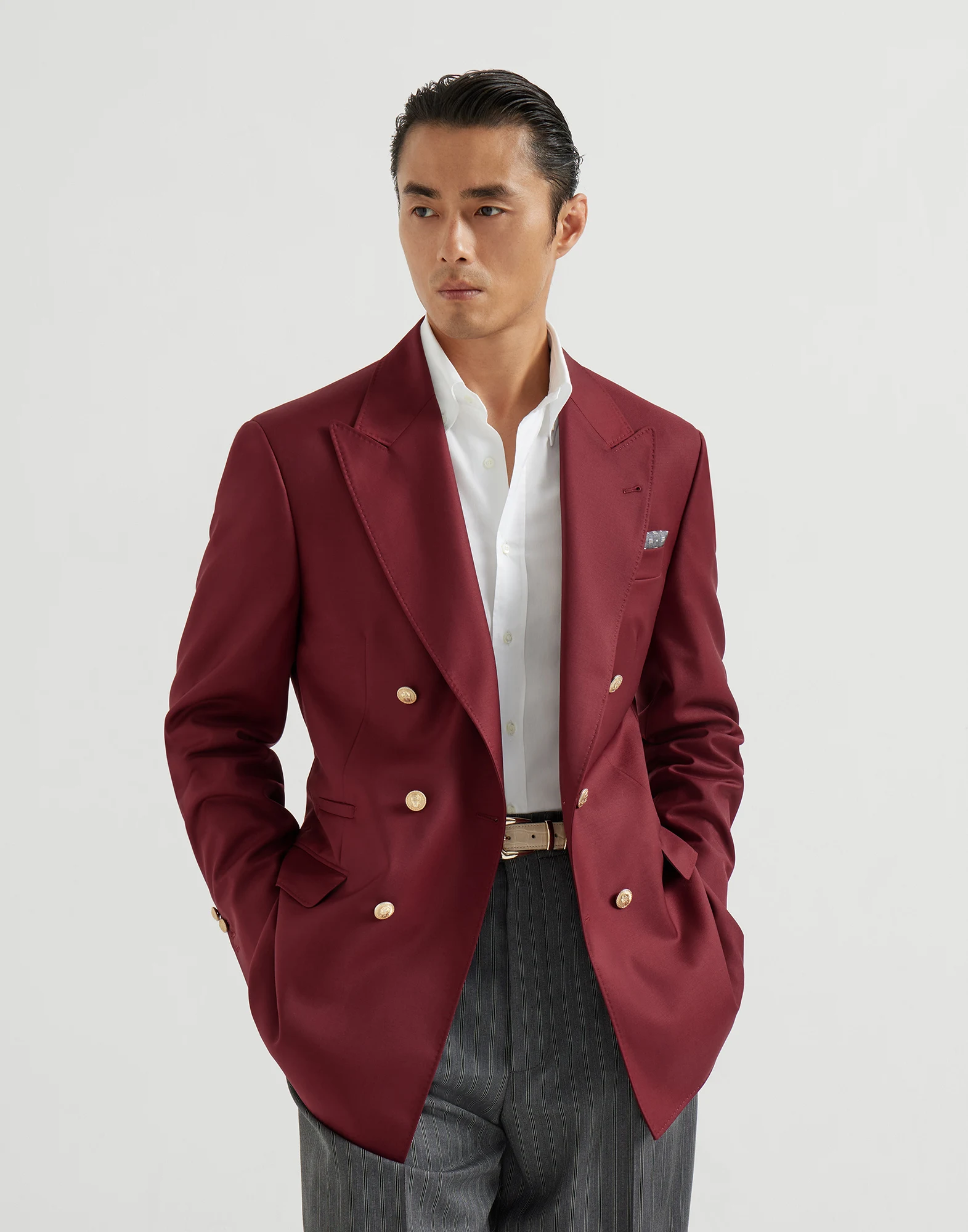 3077-blazer-tailor-de-doble-botonadura-en-batavia-de-lana-virgen-con-botones-metalicos-4.webp Blazer Tailor de doble botonadura en batavia de lana virgen con botones metálicos