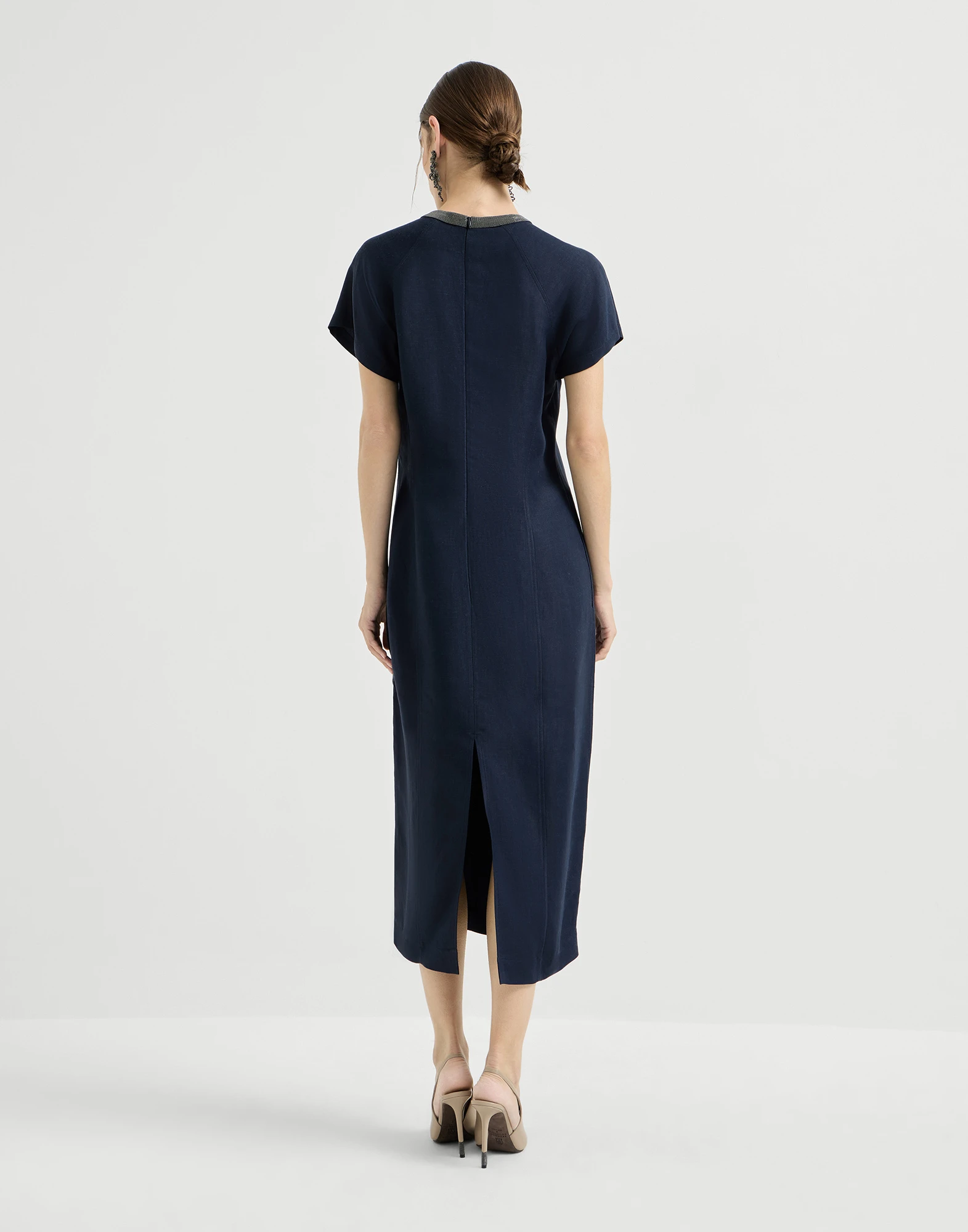 Vestido en sarga Fluid de viscosa y lino con cuello precioso