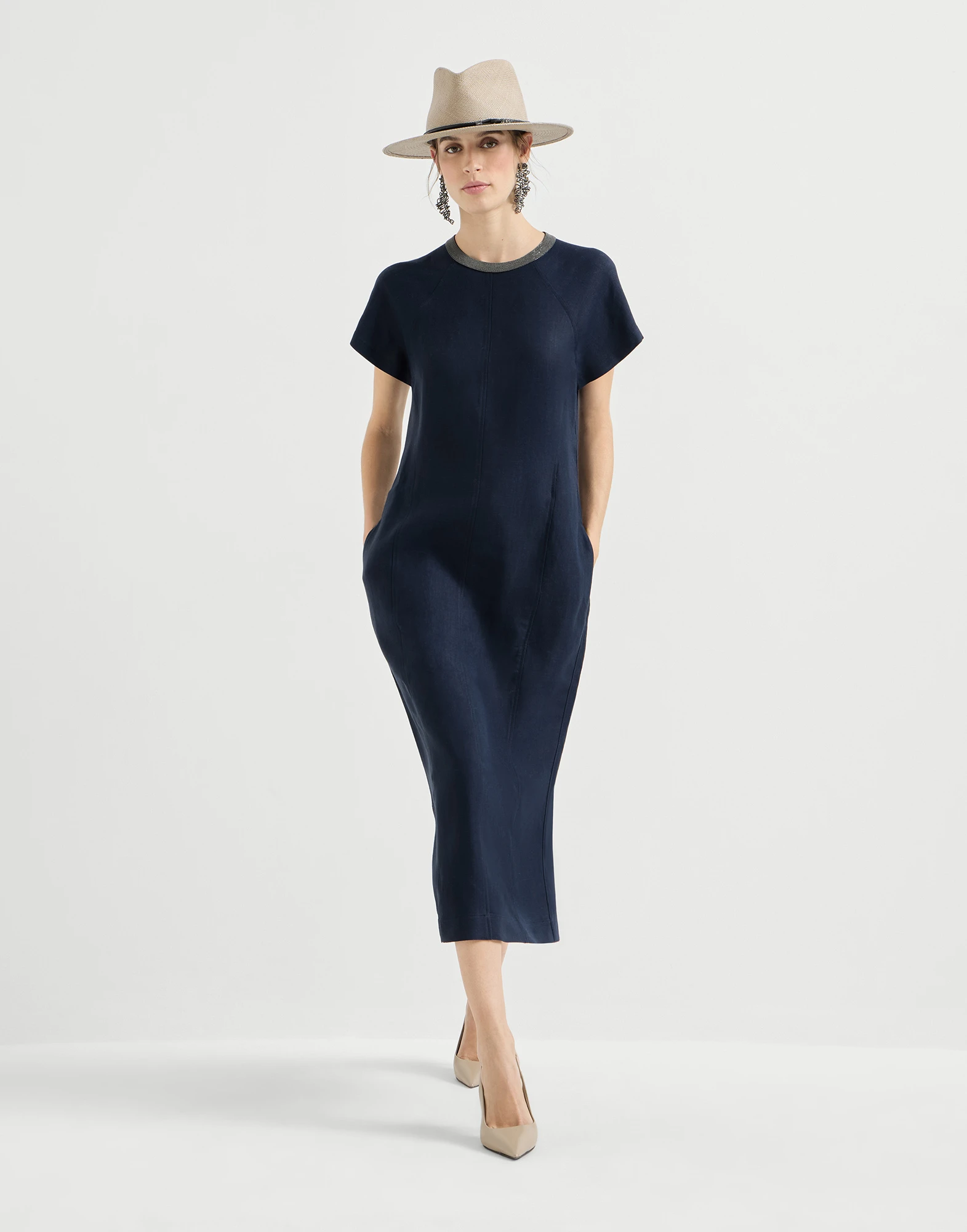 Vestido en sarga Fluid de viscosa y lino con cuello precioso