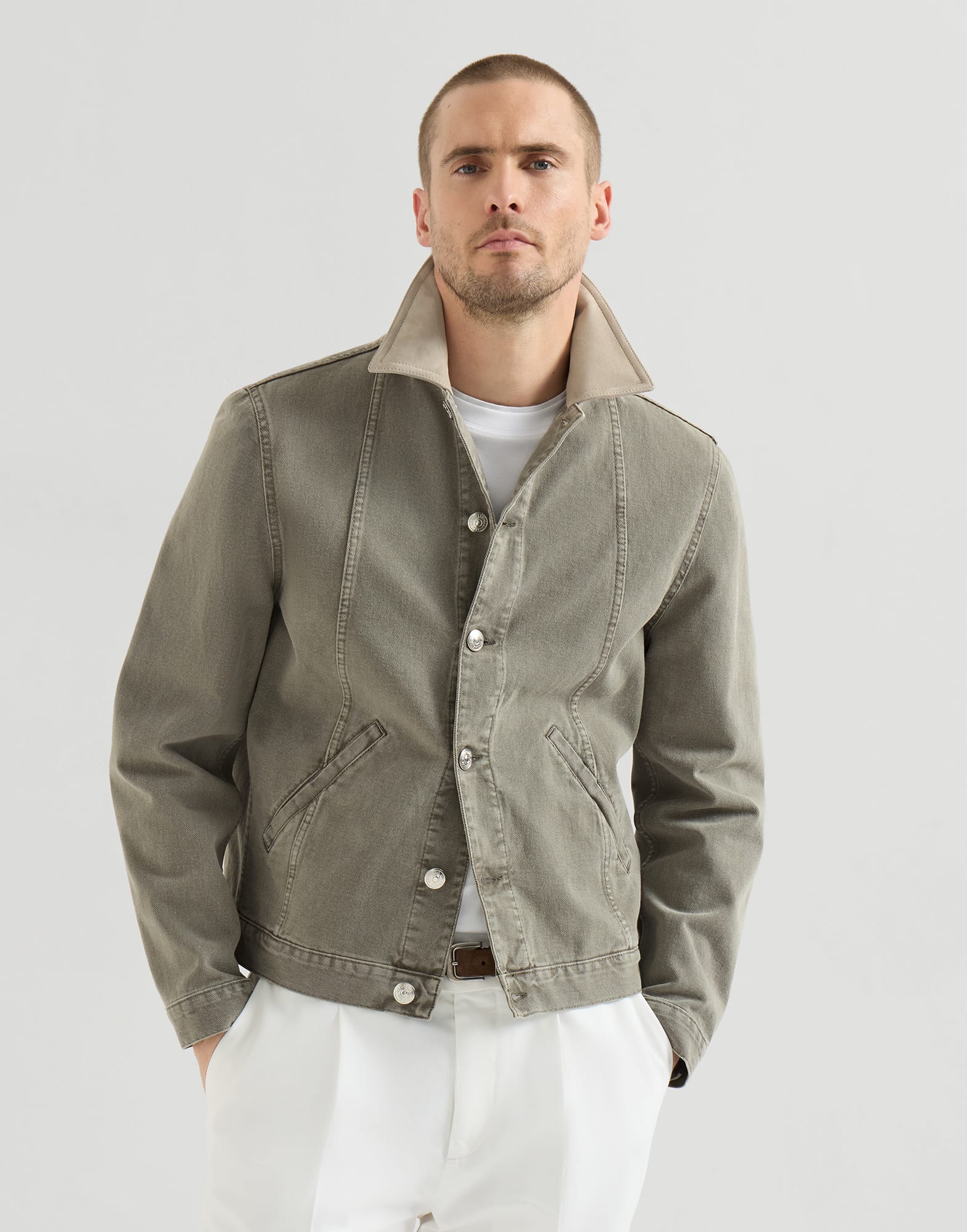 Chaqueta en denim teñido en prenda con cuello de piel