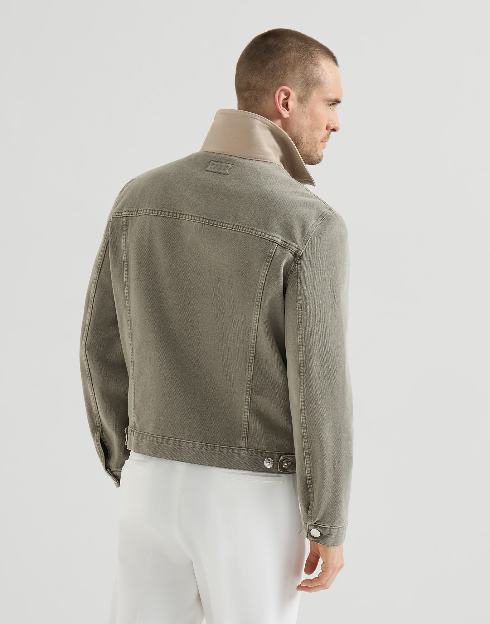 328-chaqueta-en-denim-tenido-en-prenda-con-cuello-de-piel-2.jpg Chaqueta en denim teñido en prenda con cuello de piel