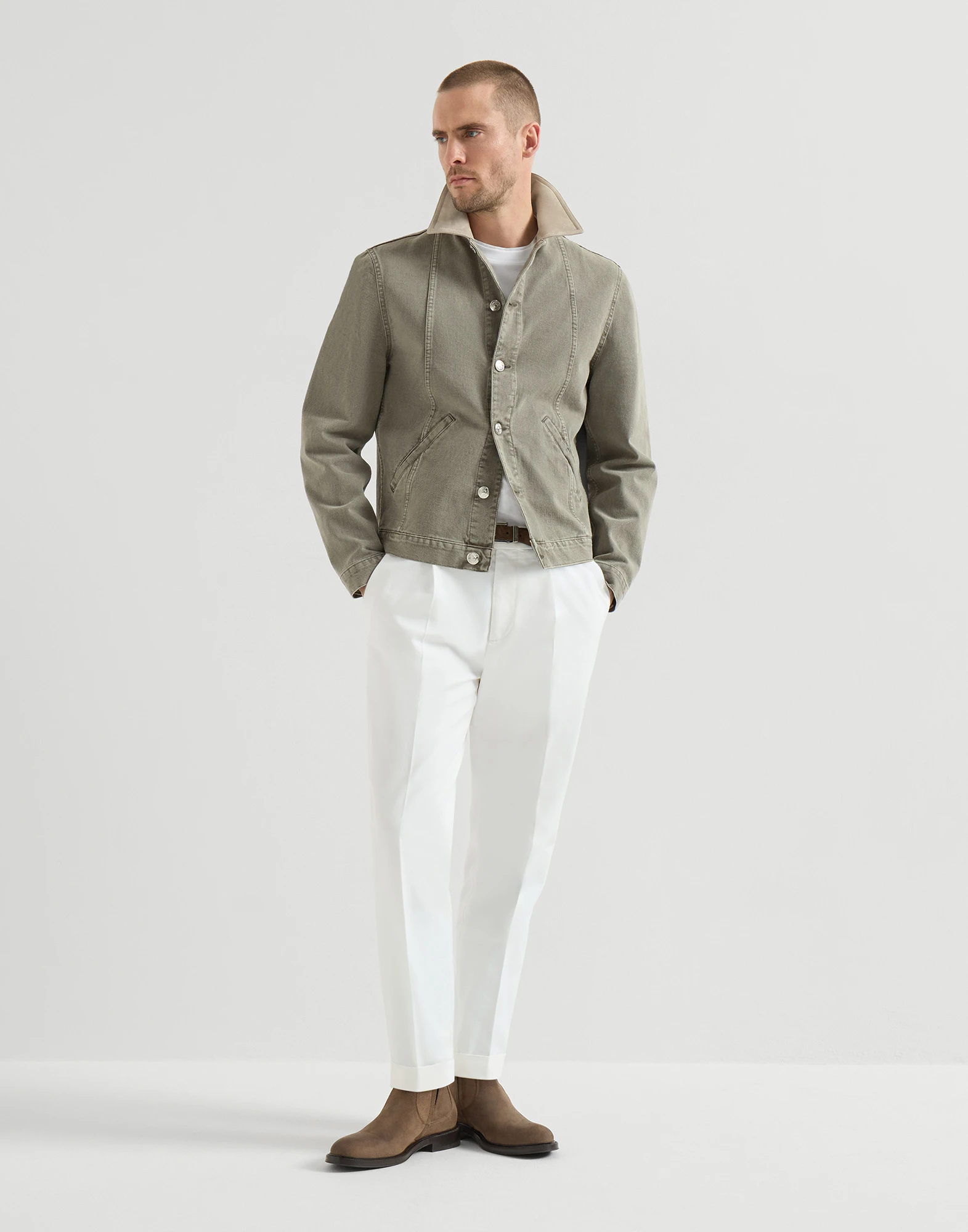 328-chaqueta-en-denim-tenido-en-prenda-con-cuello-de-piel-5.webp Chaqueta en denim teñido en prenda con cuello de piel