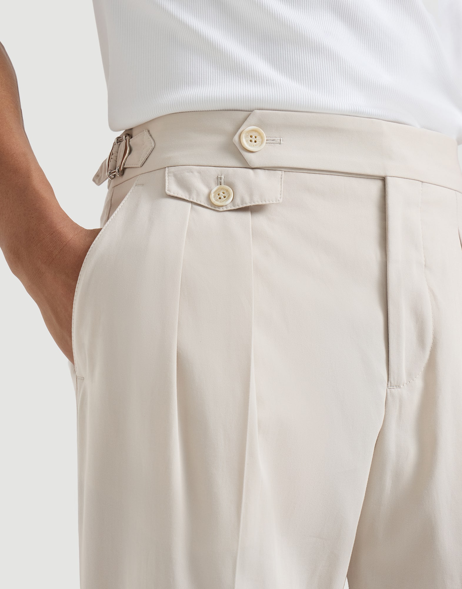 Pantalón en batavia de algodón crepé con pinzas dobles vueltas y hebillas a un lado