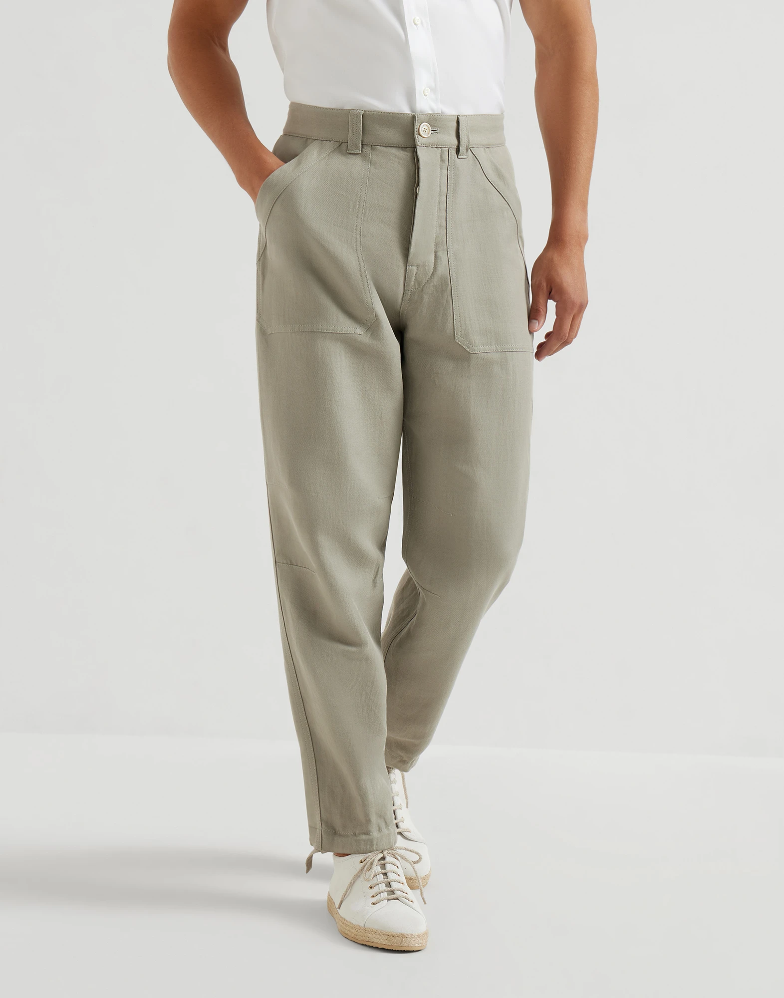 Pantalón en dril de algodón y lino con bolsillos de parche y cordón