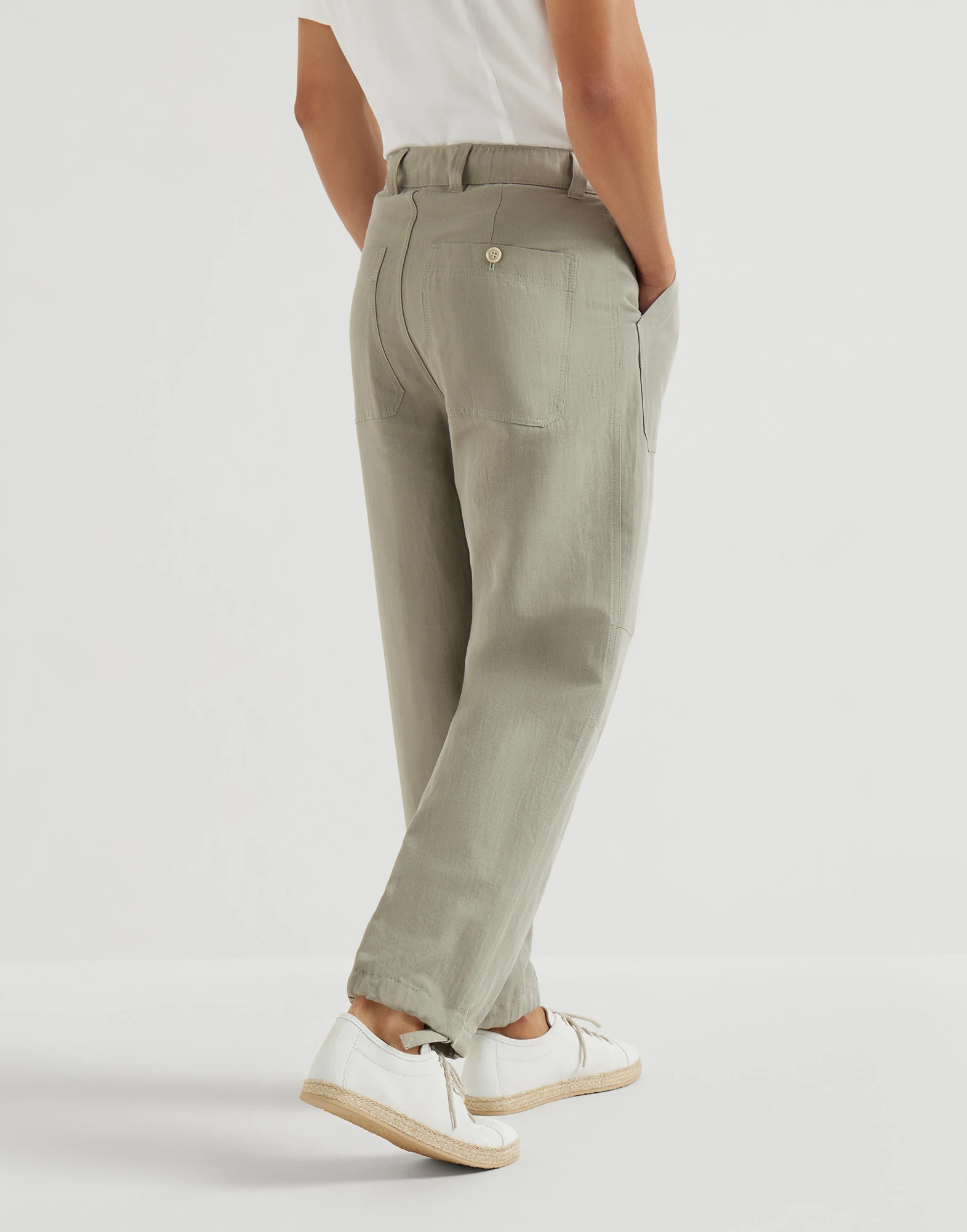 Pantalón en dril de algodón y lino con bolsillos de parche y cordón