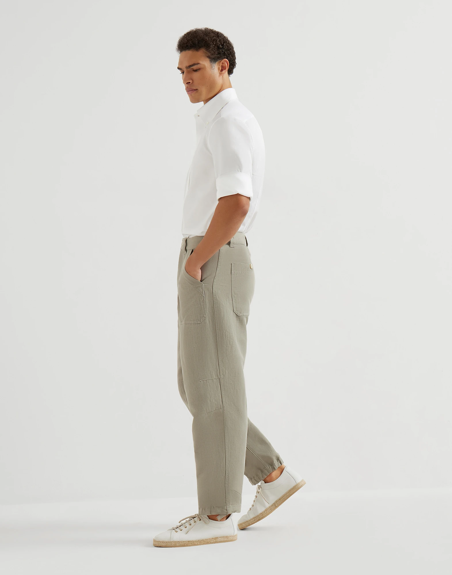 Pantalón en dril de algodón y lino con bolsillos de parche y cordón
