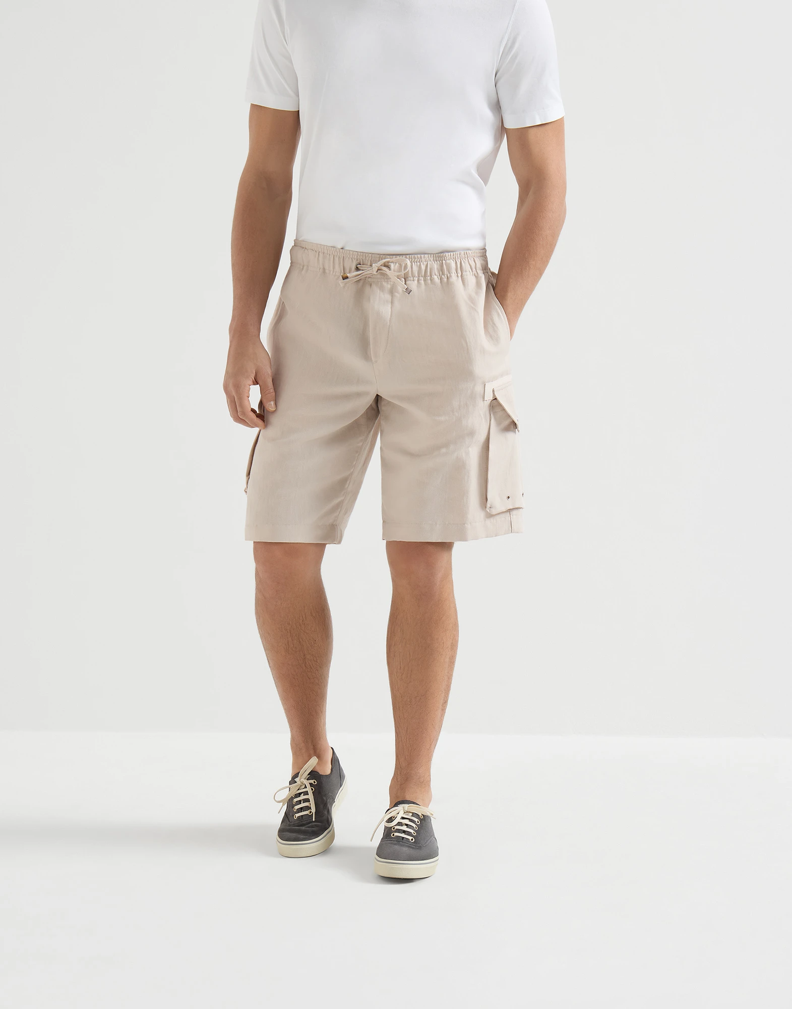 3381-linen-and-cotton-drill-bermuda-shorts-with-drawstring-and-cargo-pockets-1.webp Linen and cotton drill Bermuda shorts with drawstring and cargo pockets