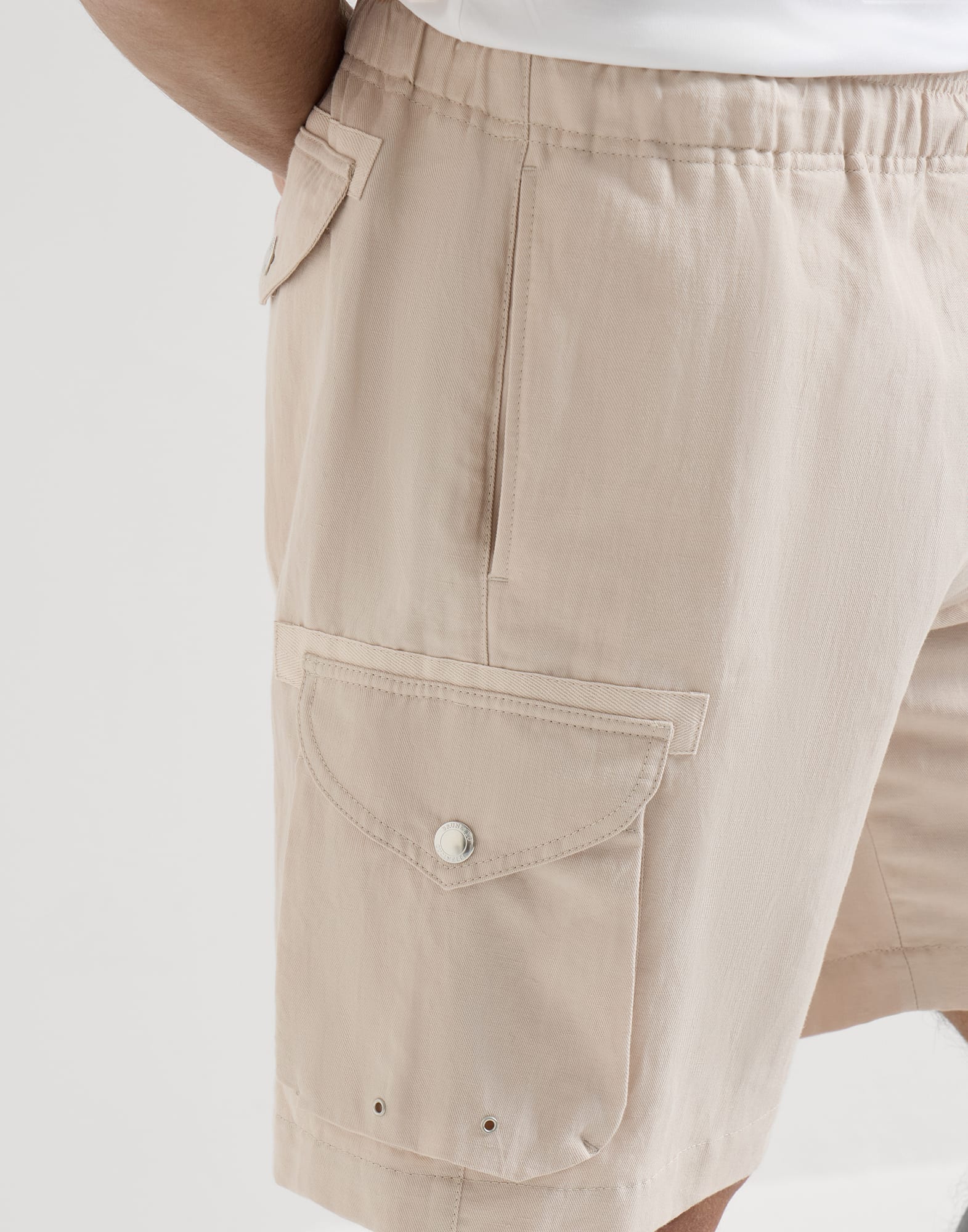 3381-linen-and-cotton-drill-bermuda-shorts-with-drawstring-and-cargo-pockets-3.jpg Linen and cotton drill Bermuda shorts with drawstring and cargo pockets