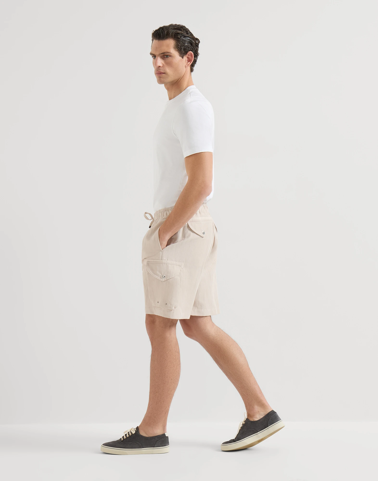 3381-linen-and-cotton-drill-bermuda-shorts-with-drawstring-and-cargo-pockets-4.webp Linen and cotton drill Bermuda shorts with drawstring and cargo pockets