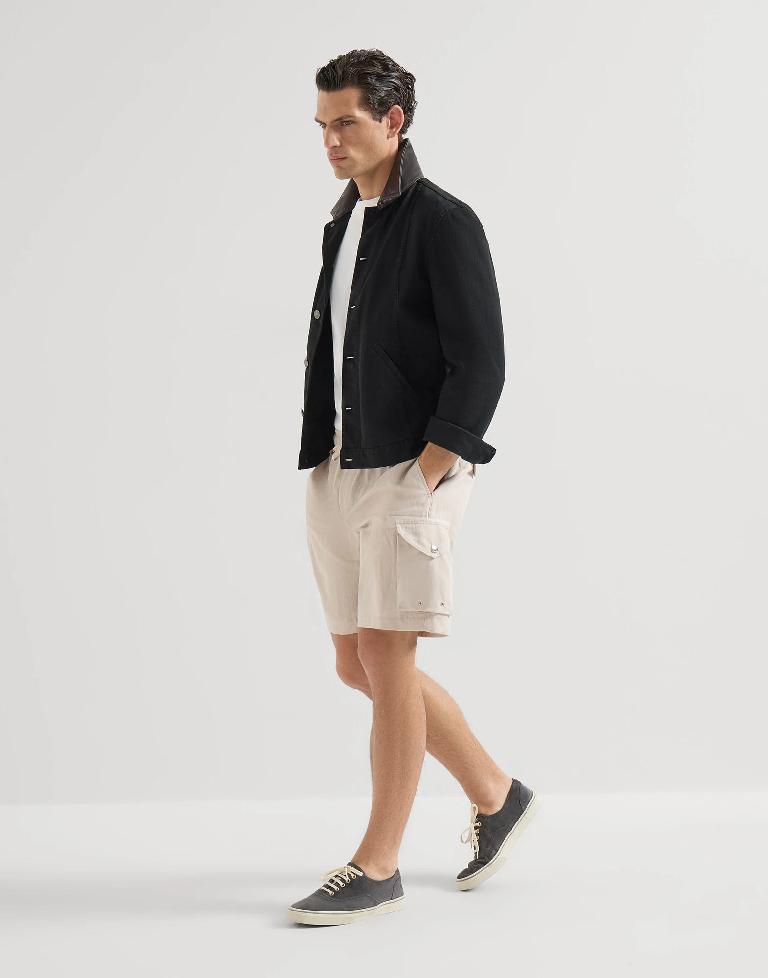 3381-linen-and-cotton-drill-bermuda-shorts-with-drawstring-and-cargo-pockets-5.webp Linen and cotton drill Bermuda shorts with drawstring and cargo pockets