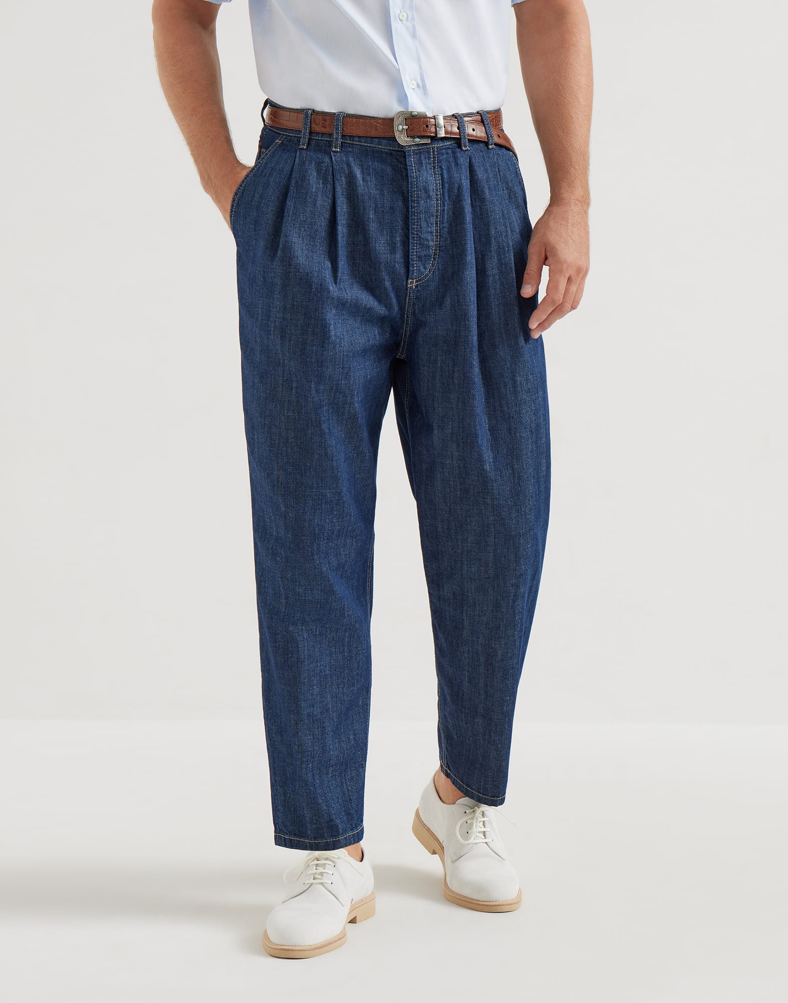 Pantalón de cinco bolsillos y corte Iconic en denim ligero con pinzas dobles