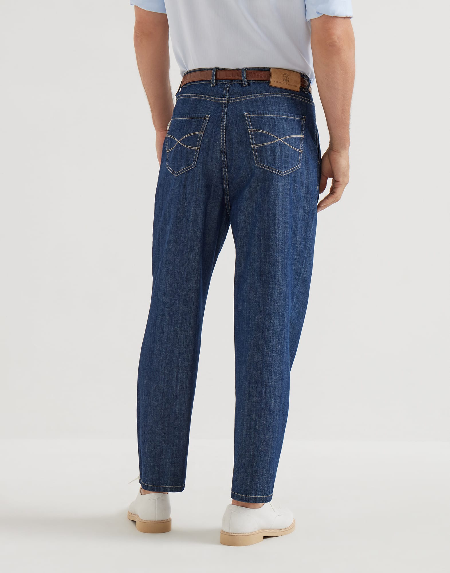 3431-pantalon-de-cinco-bolsillos-y-corte-iconic-en-denim-ligero-con-pinzas-dobles-2.jpg Pantalón de cinco bolsillos y corte Iconic en denim ligero con pinzas dobles