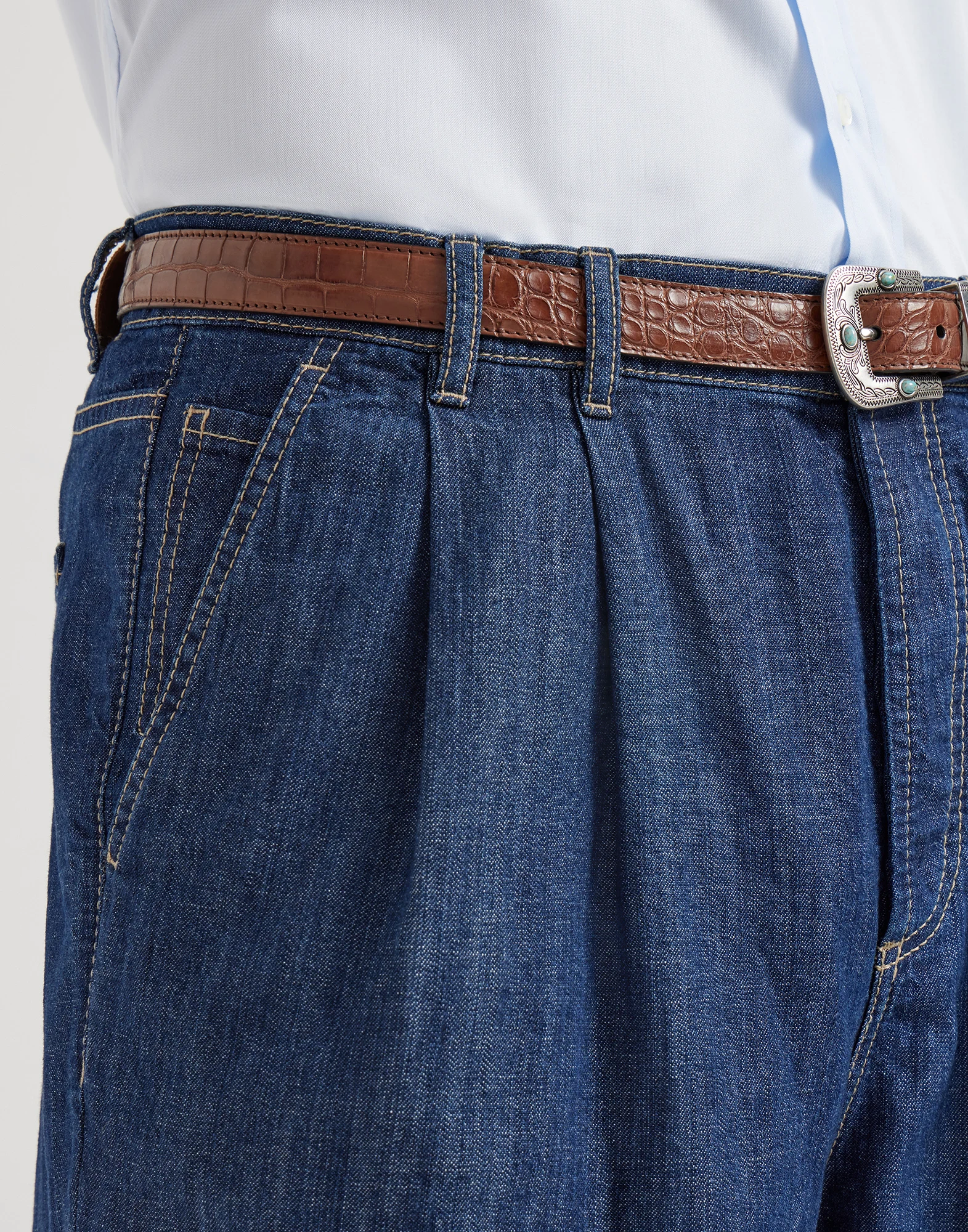 3431-pantalon-de-cinco-bolsillos-y-corte-iconic-en-denim-ligero-con-pinzas-dobles-3.webp Pantalón de cinco bolsillos y corte Iconic en denim ligero con pinzas dobles