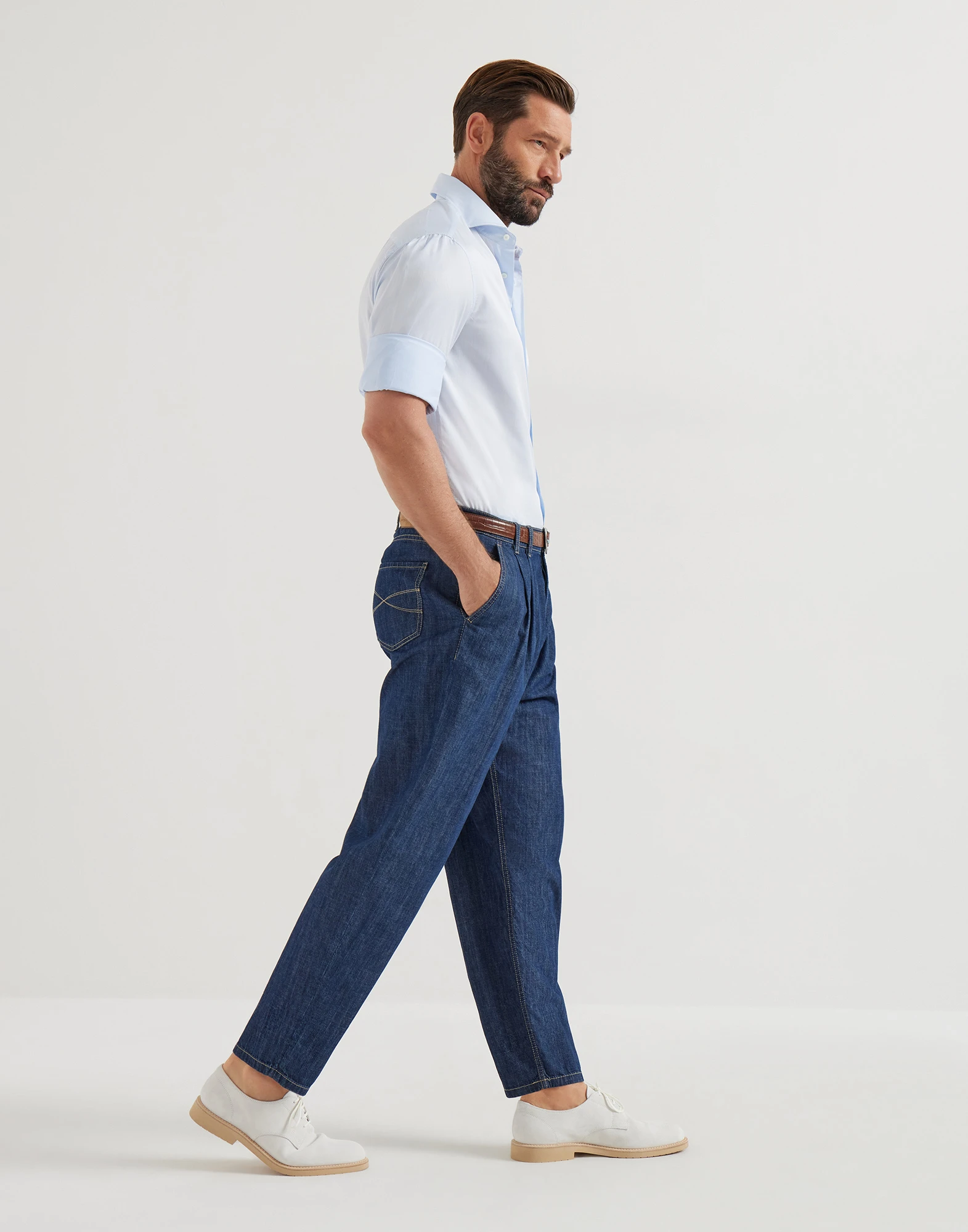 3431-pantalon-de-cinco-bolsillos-y-corte-iconic-en-denim-ligero-con-pinzas-dobles-4.webp Pantalón de cinco bolsillos y corte Iconic en denim ligero con pinzas dobles