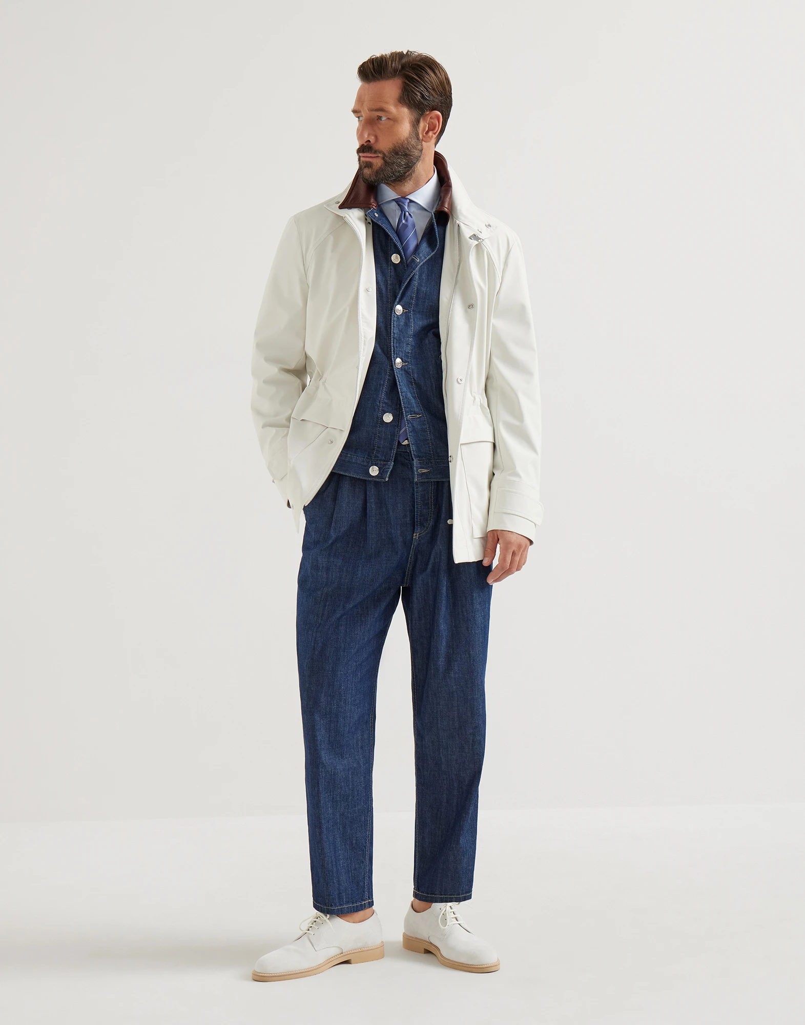 3431-pantalon-de-cinco-bolsillos-y-corte-iconic-en-denim-ligero-con-pinzas-dobles-5.webp Pantalón de cinco bolsillos y corte Iconic en denim ligero con pinzas dobles