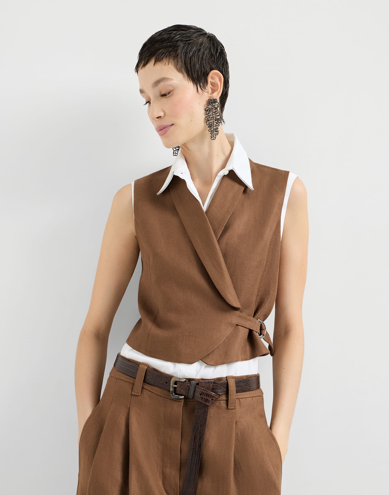 Linen diagonal vest with monili