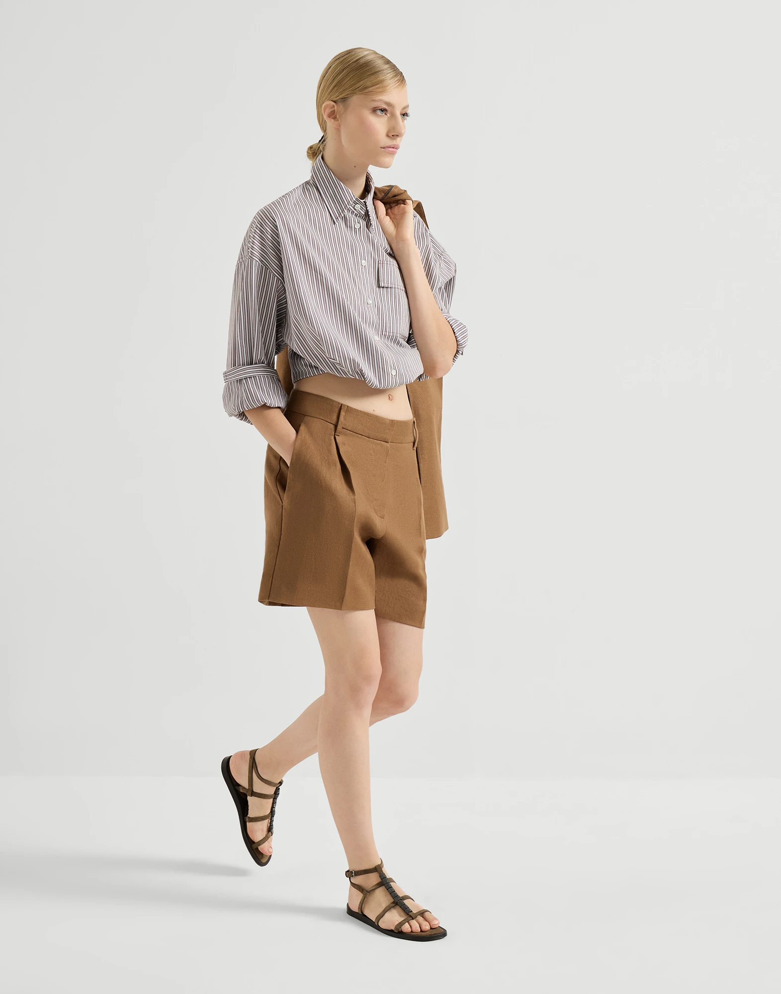 3489-shorts-sartorial-en-tejido-diagonal-de-lino-con-monile-4.webp Shorts Sartorial en tejido diagonal de lino con Monile