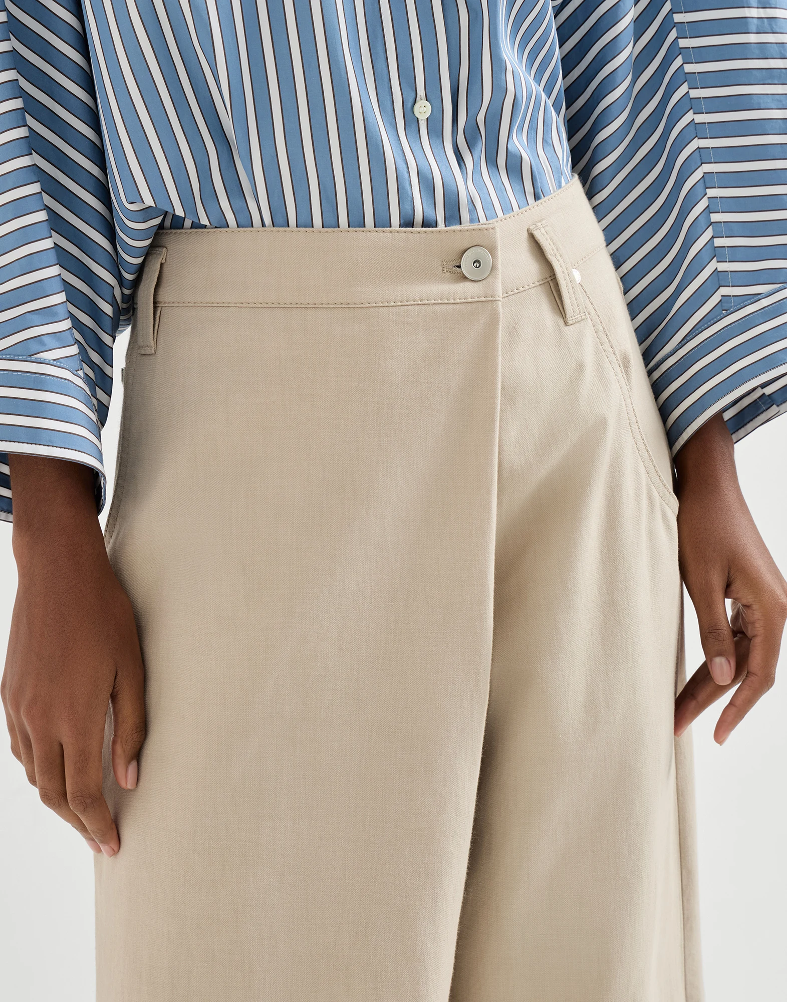 Pantalón Loose Wrap en gabardina de algodón con Monile