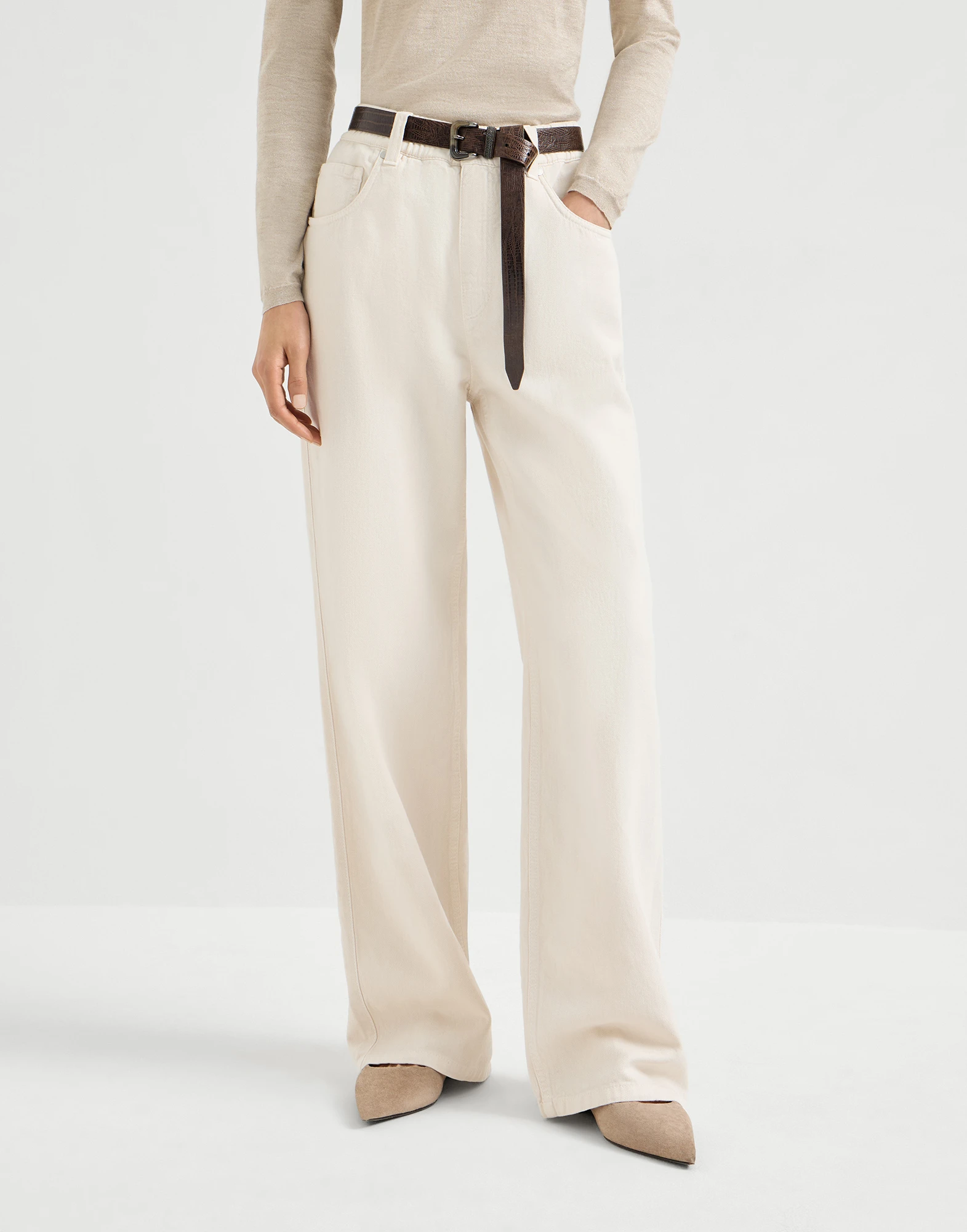 3599-pantalon-contemporary-en-tejido-tratado-de-sarga-de-algodon-y-lino-tenido-en-prenda-con-monile-1.webp Pantalón Contemporary en tejido tratado de sarga de algodón y lino teñido en prenda, con Monile