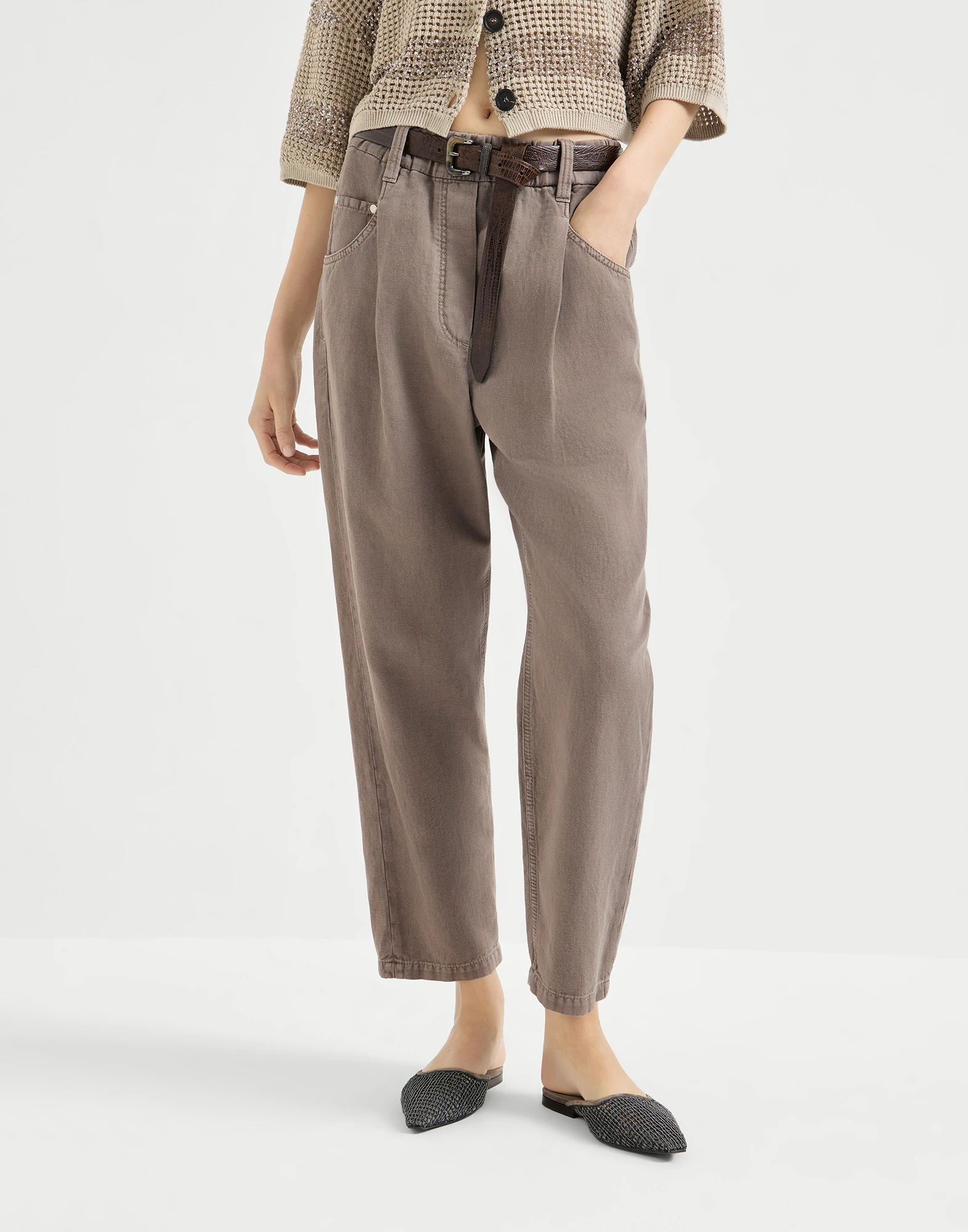 3611-pantalon-cinco-bolsillos-en-tejido-tratado-de-sarga-de-algodon-y-lino-tenido-en-prenda-con-monile-1.webp Pantalón cinco bolsillos en tejido tratado de sarga de algodón y lino teñido en prenda, con Monile