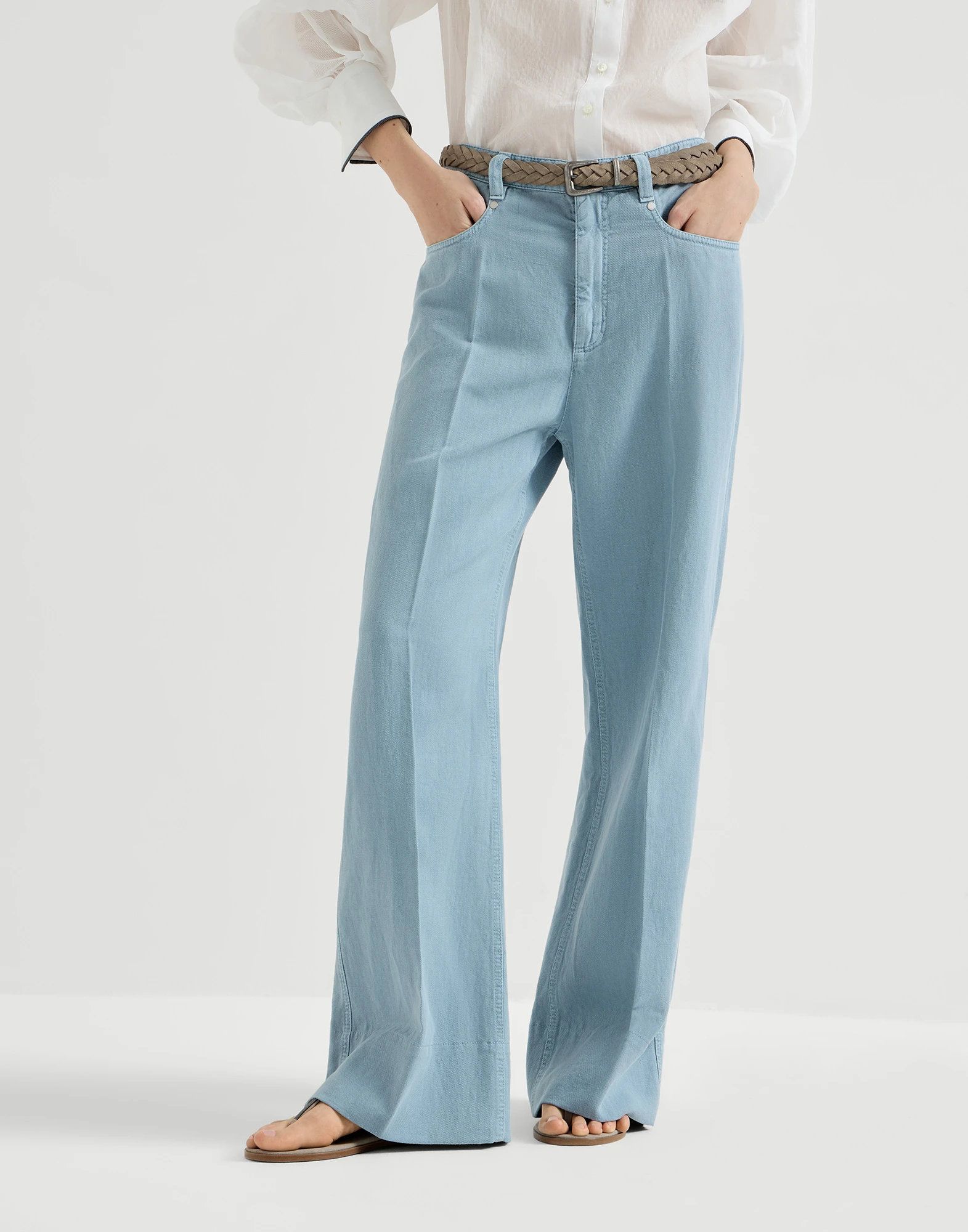 3623-pantalon-loose-en-tejido-tratado-de-sarga-de-algodon-y-lino-tenido-en-prenda-con-monile-1.webp Pantalón Loose en tejido tratado de sarga de algodón y lino teñido en prenda, con Monile