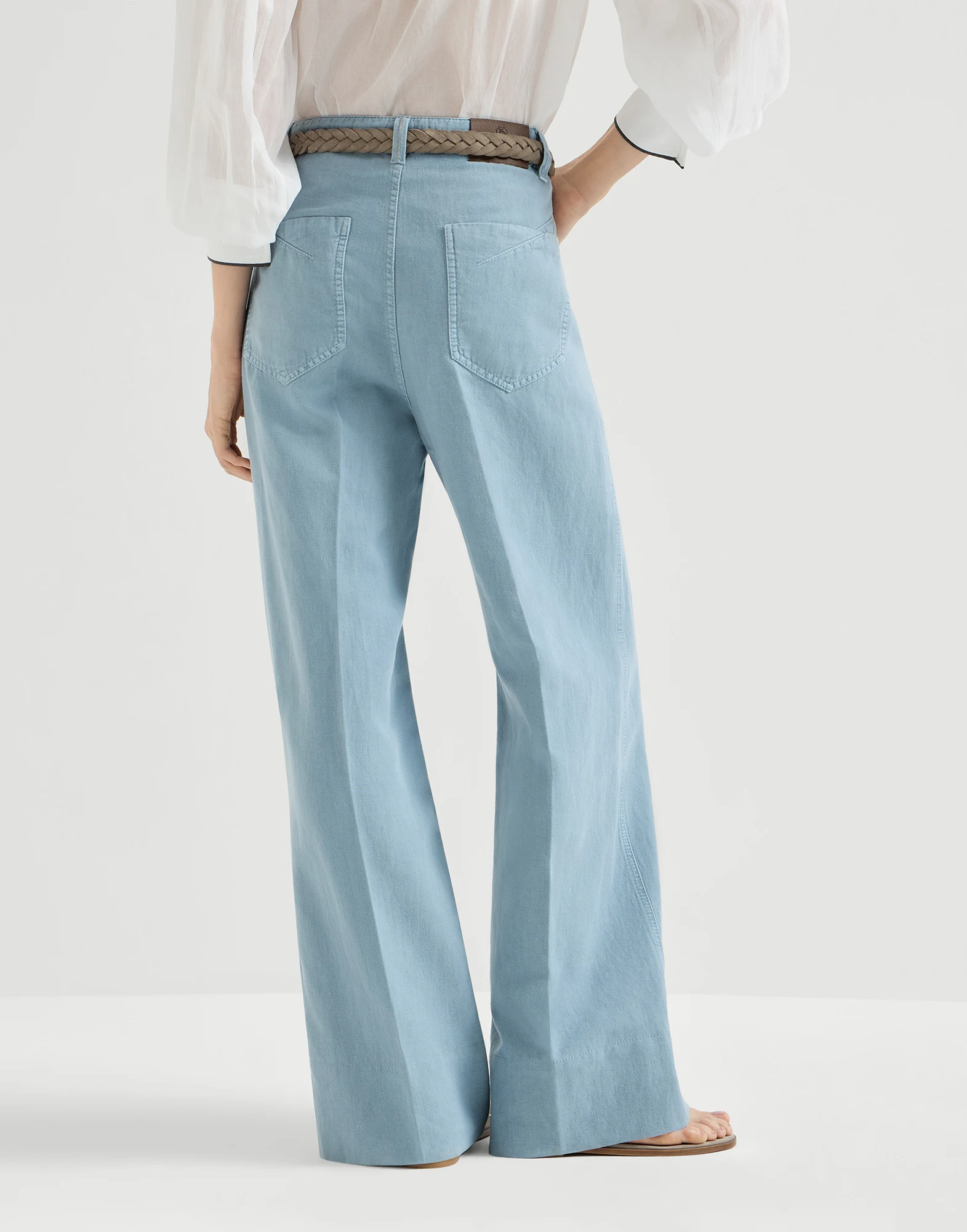 3623-pantalon-loose-en-tejido-tratado-de-sarga-de-algodon-y-lino-tenido-en-prenda-con-monile-2.webp Pantalón Loose en tejido tratado de sarga de algodón y lino teñido en prenda, con Monile