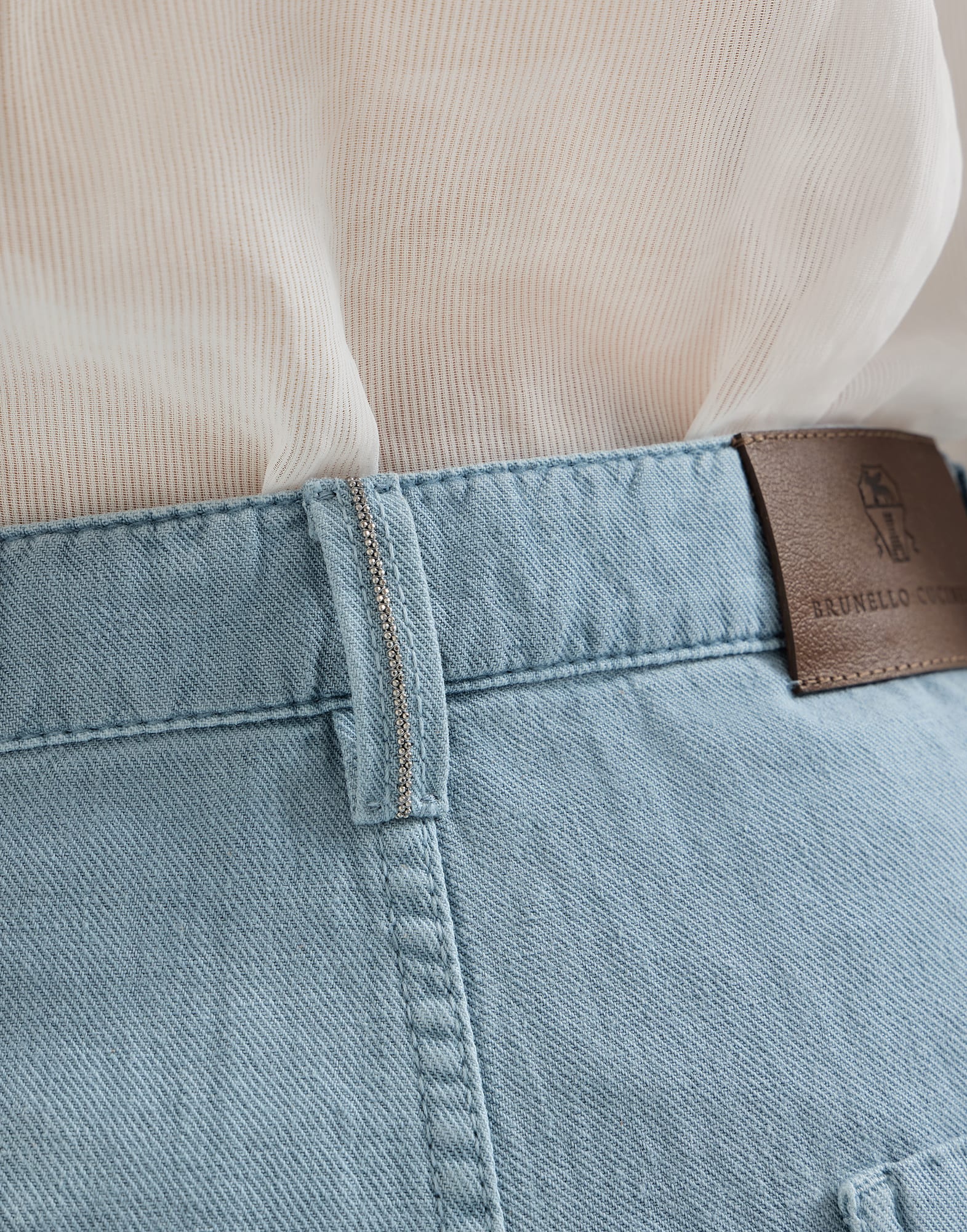 3623-pantalon-loose-en-tejido-tratado-de-sarga-de-algodon-y-lino-tenido-en-prenda-con-monile-3.jpg Pantalón Loose en tejido tratado de sarga de algodón y lino teñido en prenda, con Monile