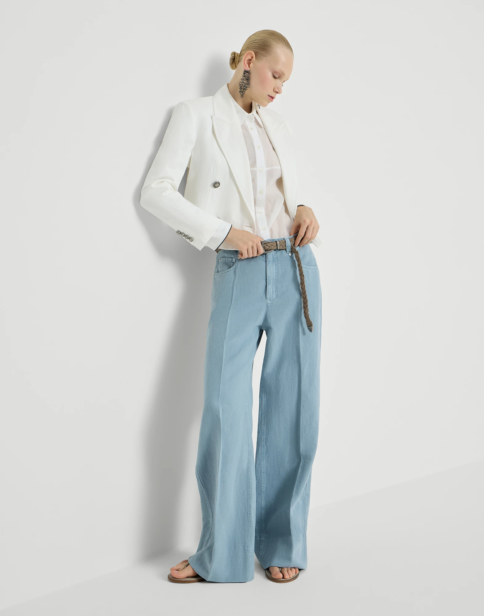 3623-pantalon-loose-en-tejido-tratado-de-sarga-de-algodon-y-lino-tenido-en-prenda-con-monile-4.webp Pantalón Loose en tejido tratado de sarga de algodón y lino teñido en prenda, con Monile