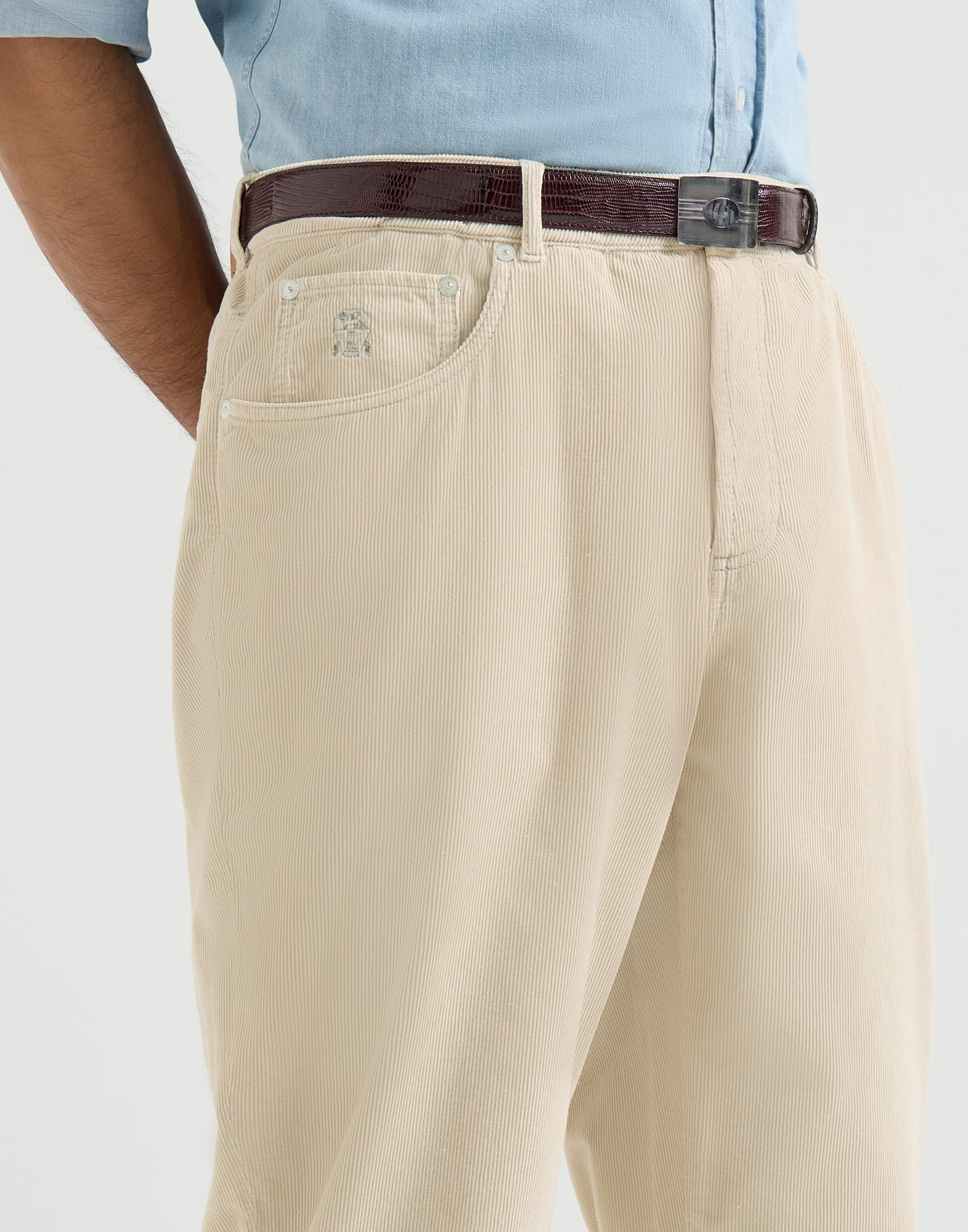 376-garment-dyed-five-pocket-trousers-in-cotton-narrow-wale-corduroy-3.jpg Garment-dyed five-pocket trousers in cotton narrow wale corduroy