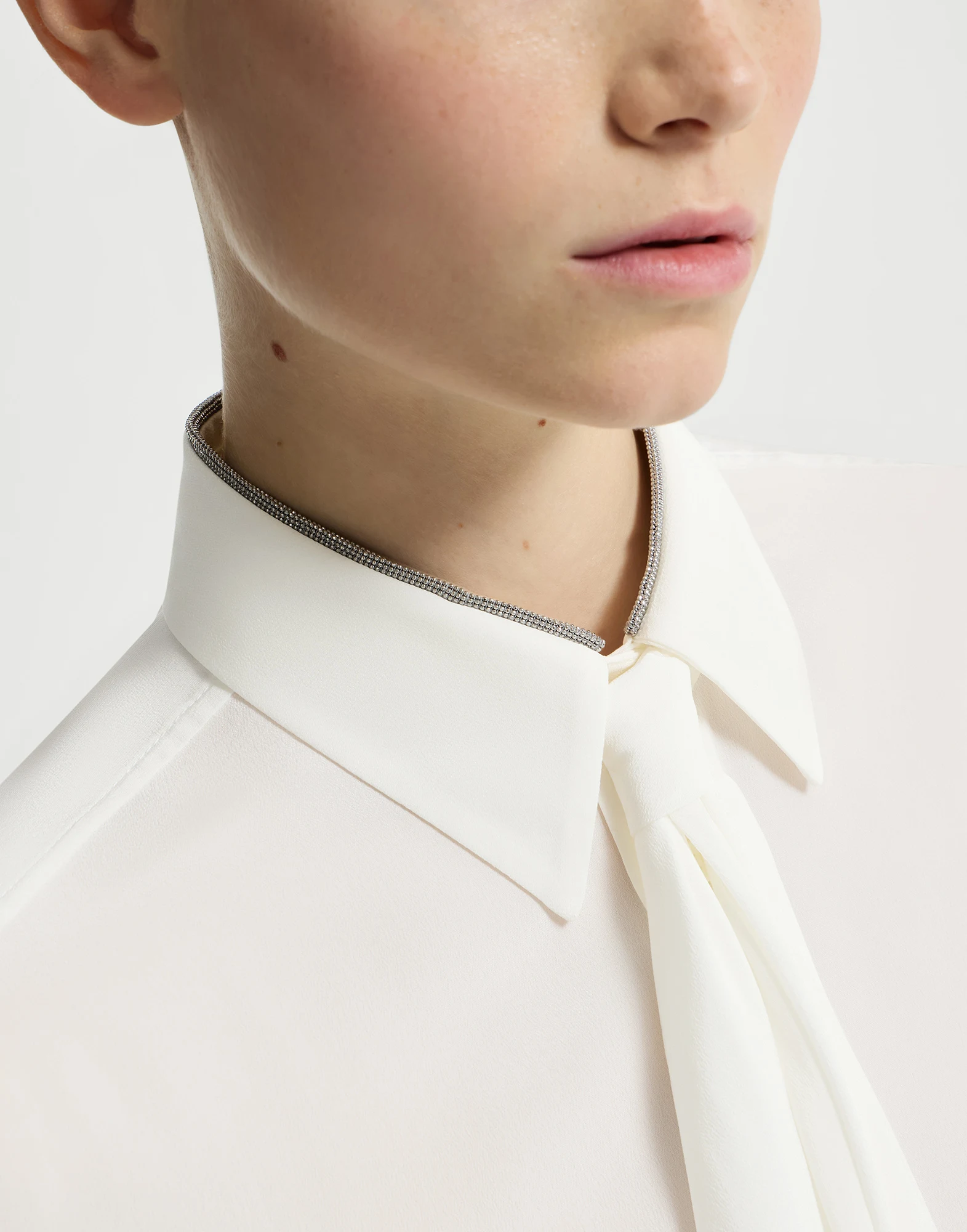 Camisa en crepé de China de seda con corbata y cuello brillante