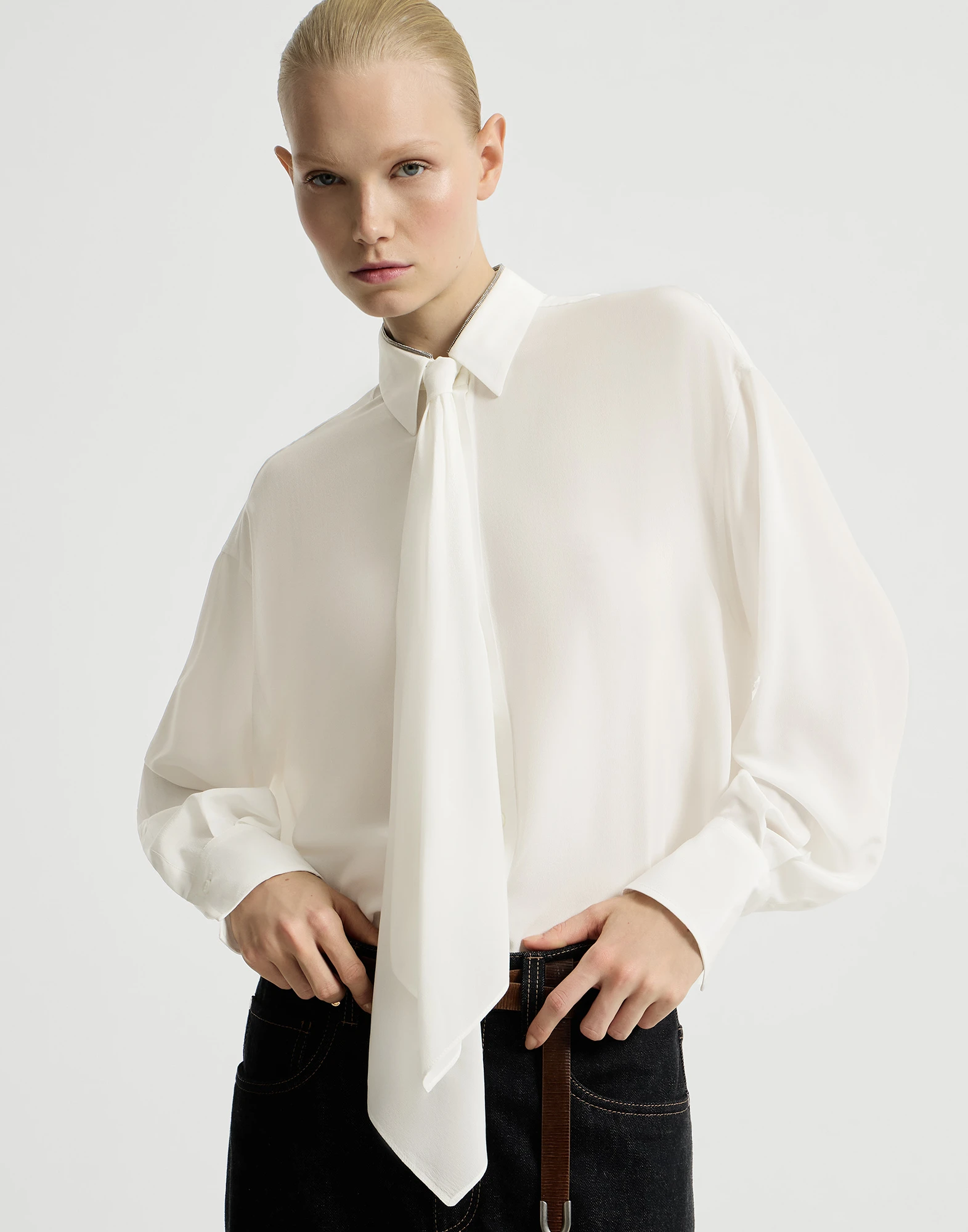 Camisa en crepé de China de seda con corbata y cuello brillante