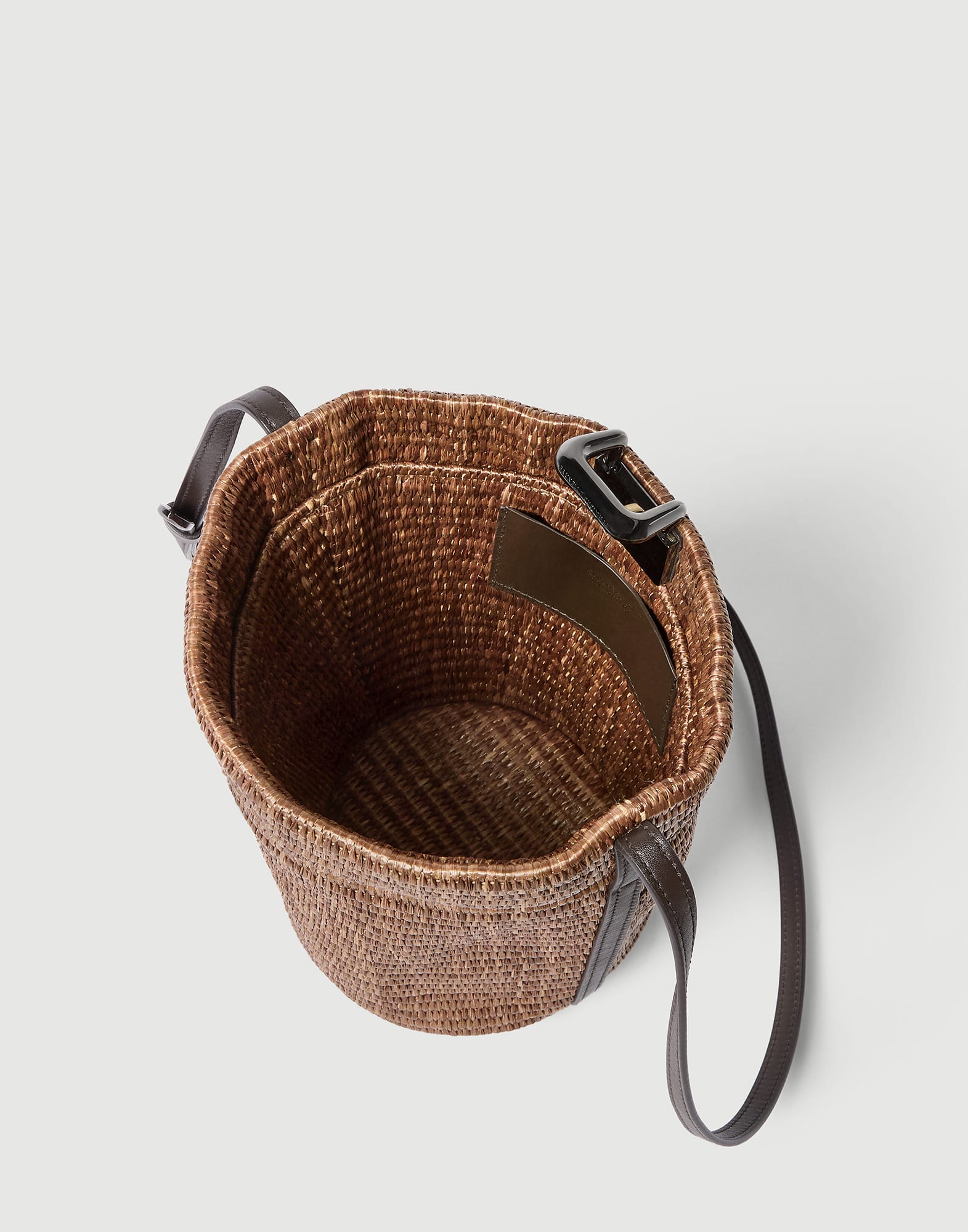 602-bolso-sartorial-bucket-pequeno-en-rafia-de-algodon-tecnico-5.jpg Bolso Sartorial Bucket pequeño en rafia de algodón técnico