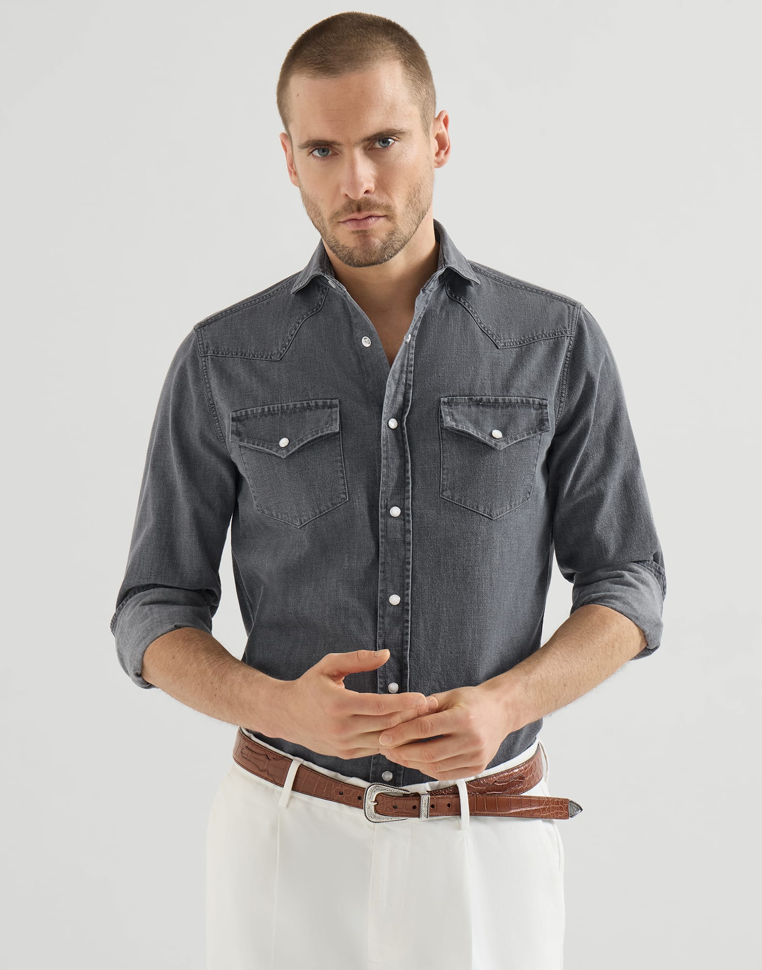 Camisa de corte Easy en denim ligero con botones automáticos, canesú y bolsillos