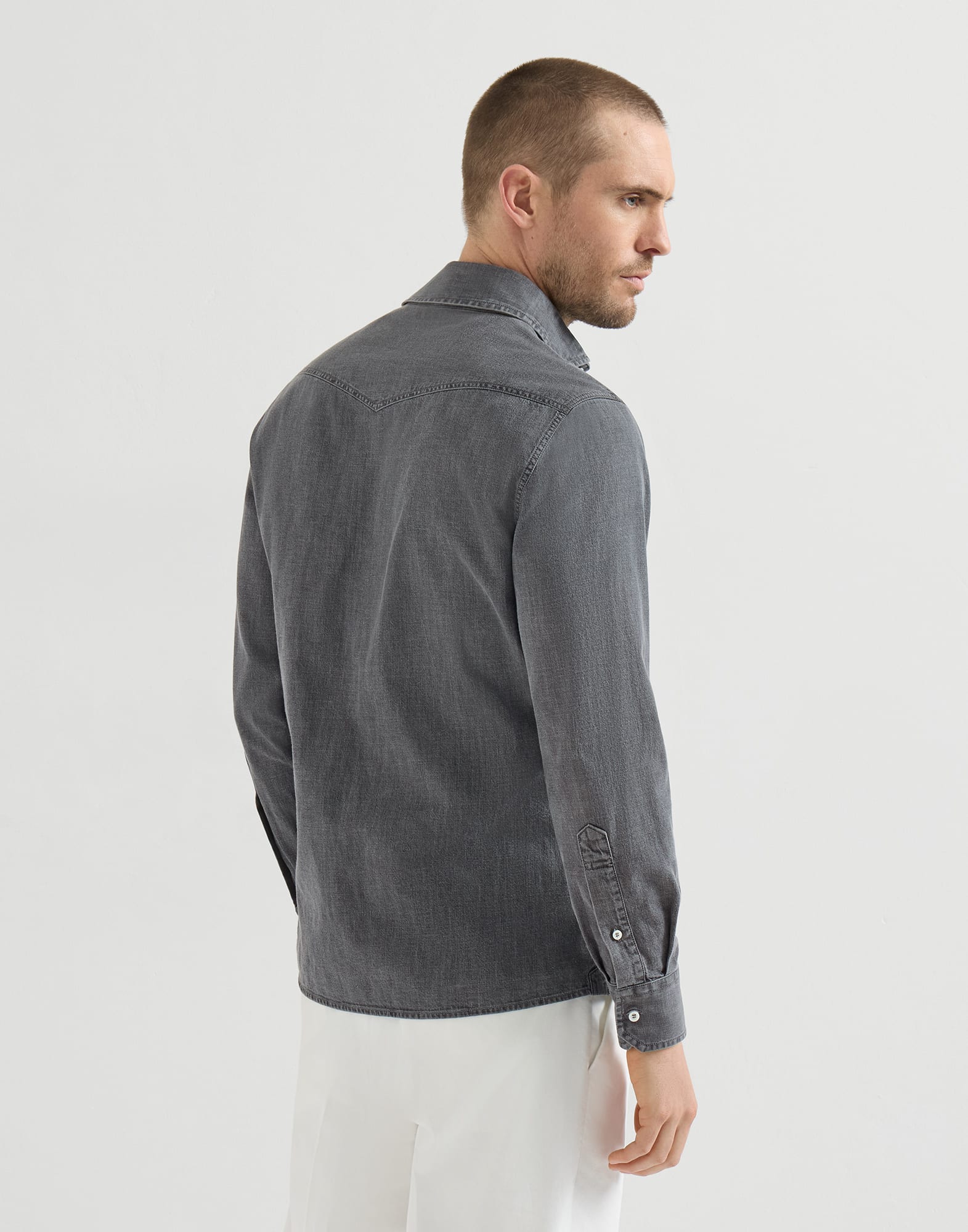765-camisa-de-corte-easy-en-denim-ligero-con-botones-automaticos-canesu-y-bolsillos-2.jpg Camisa de corte Easy en denim ligero con botones automáticos, canesú y bolsillos