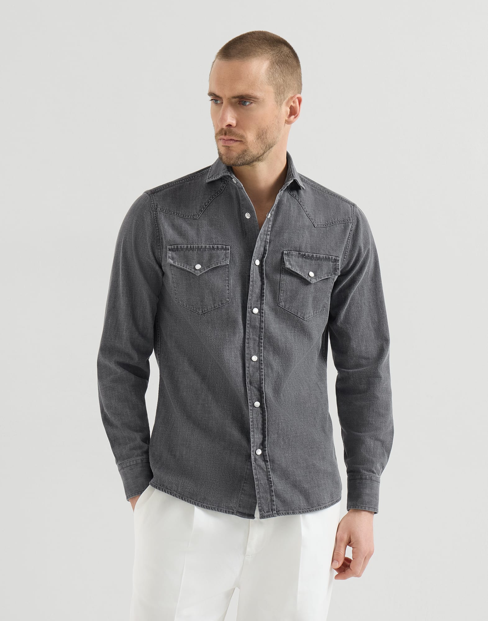 765-camisa-de-corte-easy-en-denim-ligero-con-botones-automaticos-canesu-y-bolsillos-3.jpg Camisa de corte Easy en denim ligero con botones automáticos, canesú y bolsillos