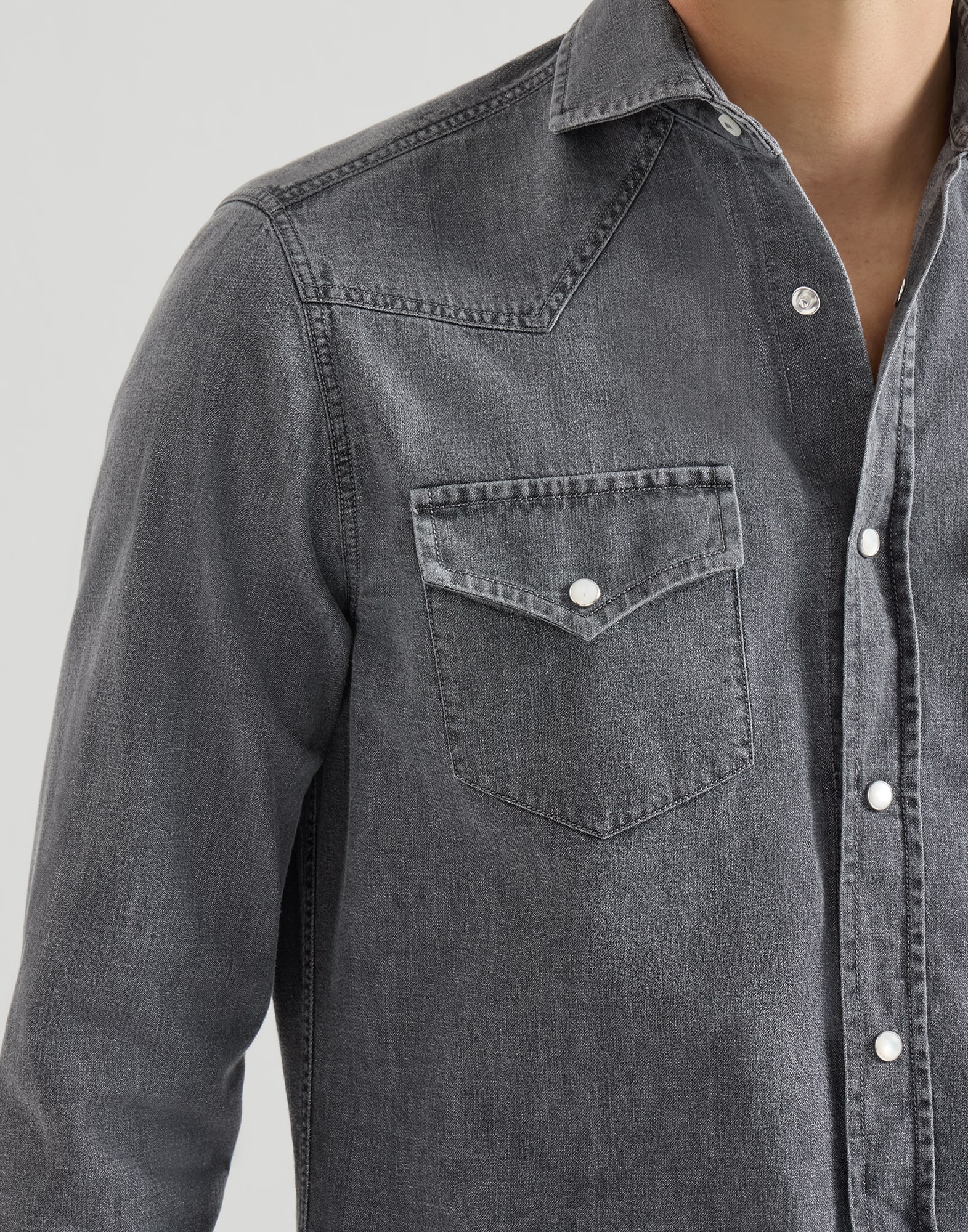 765-camisa-de-corte-easy-en-denim-ligero-con-botones-automaticos-canesu-y-bolsillos-4.jpg Camisa de corte Easy en denim ligero con botones automáticos, canesú y bolsillos