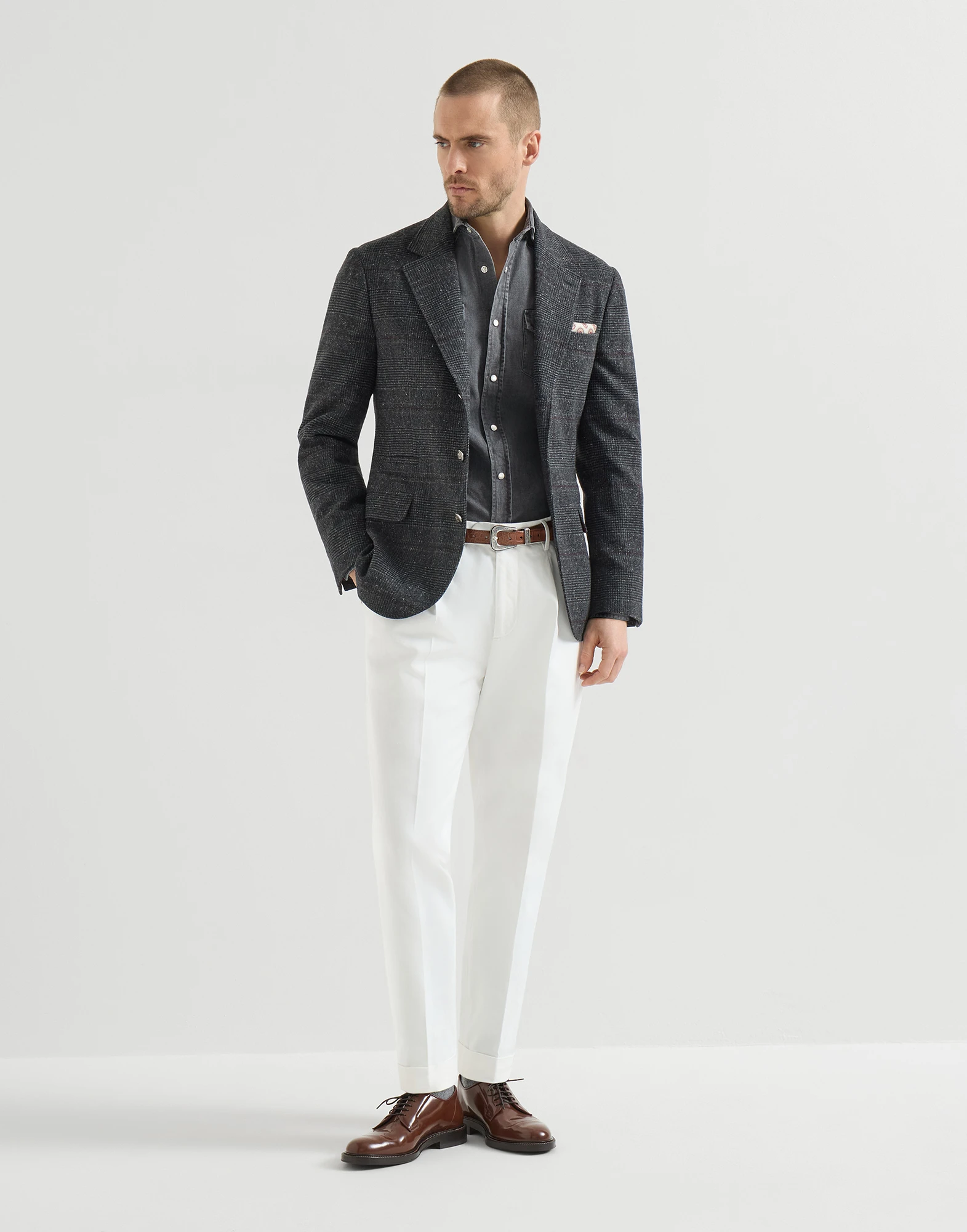 765-camisa-de-corte-easy-en-denim-ligero-con-botones-automaticos-canesu-y-bolsillos-5.webp Camisa de corte Easy en denim ligero con botones automáticos, canesú y bolsillos