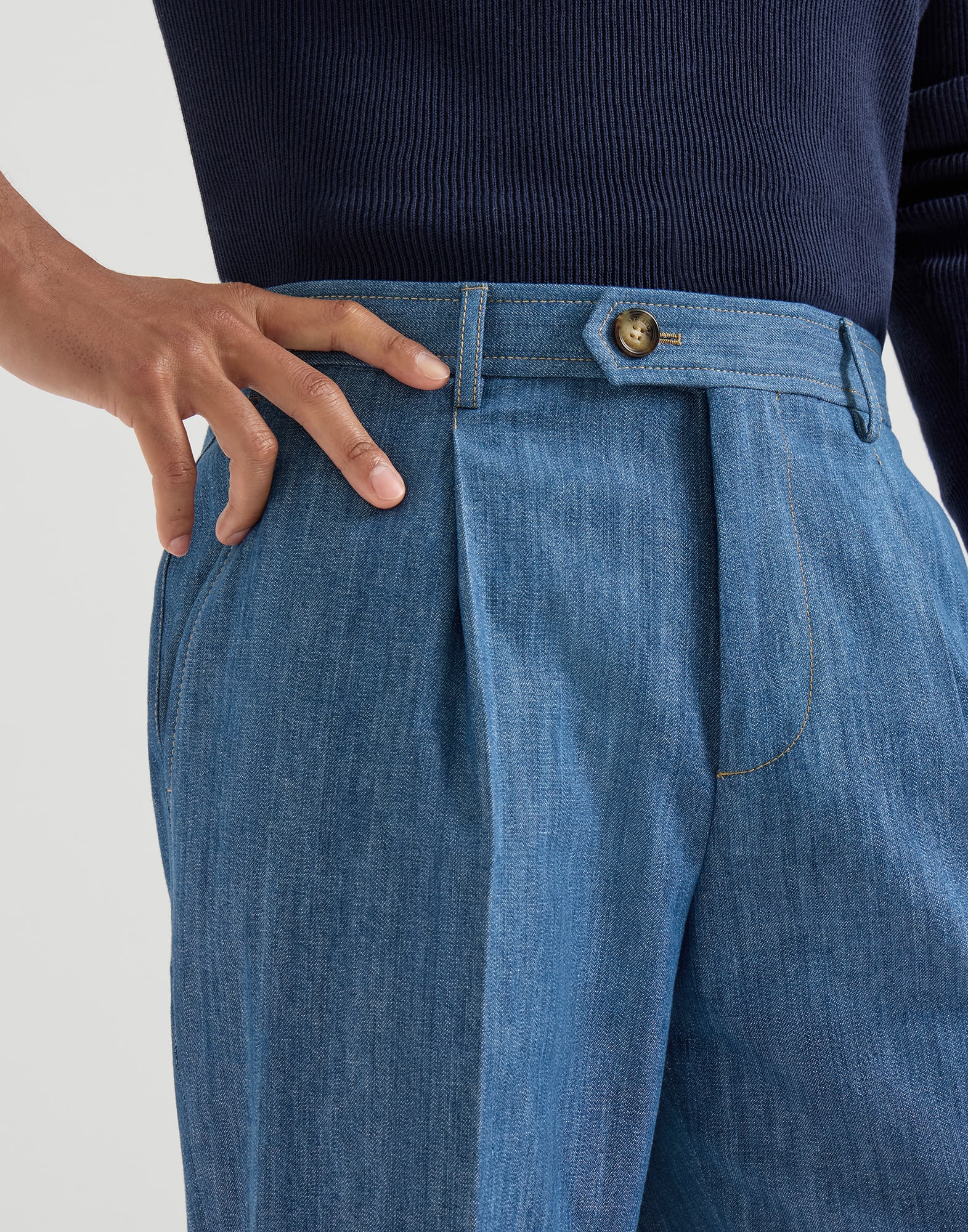 Pantalón en denim ligero con pinzas dobles