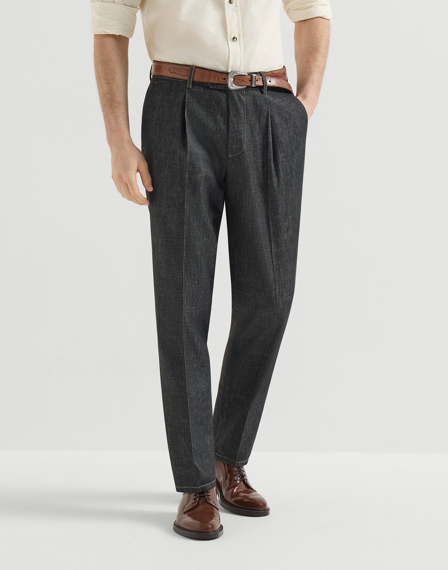 No-fade lightweight denim trousers with pleat