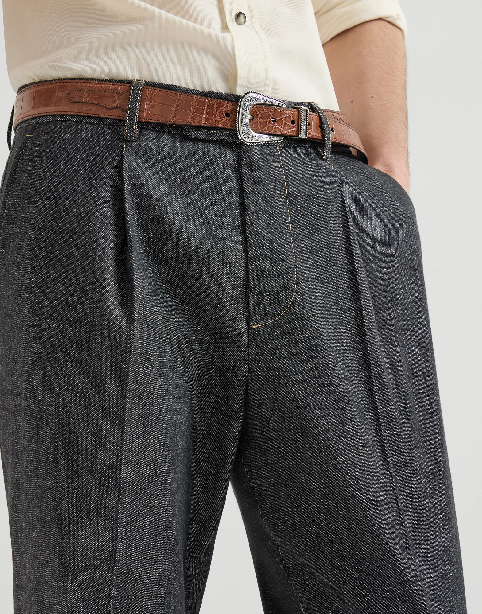 796-no-fade-lightweight-denim-trousers-with-pleat-3.webp No-fade lightweight denim trousers with pleat