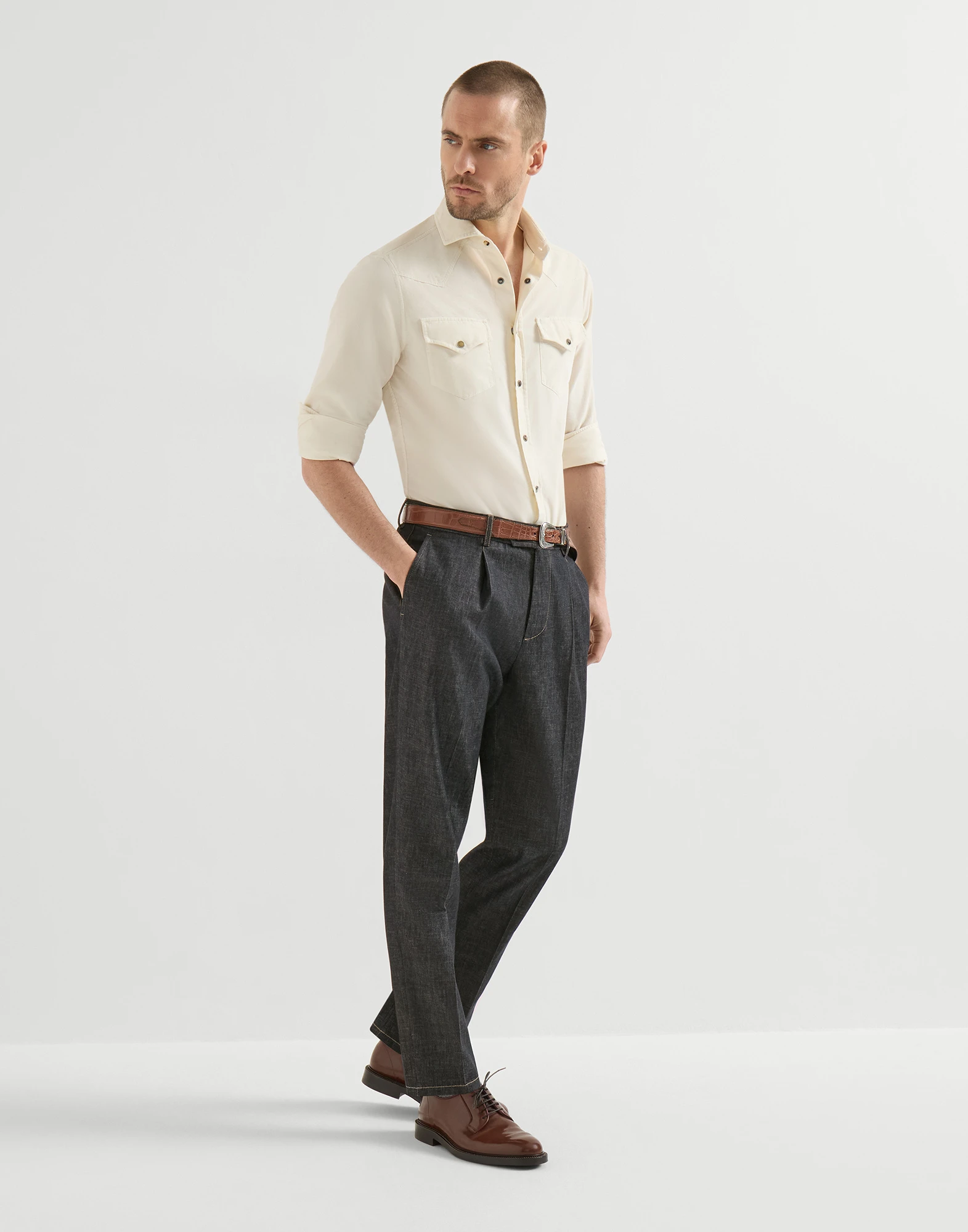 796-no-fade-lightweight-denim-trousers-with-pleat-4.webp No-fade lightweight denim trousers with pleat